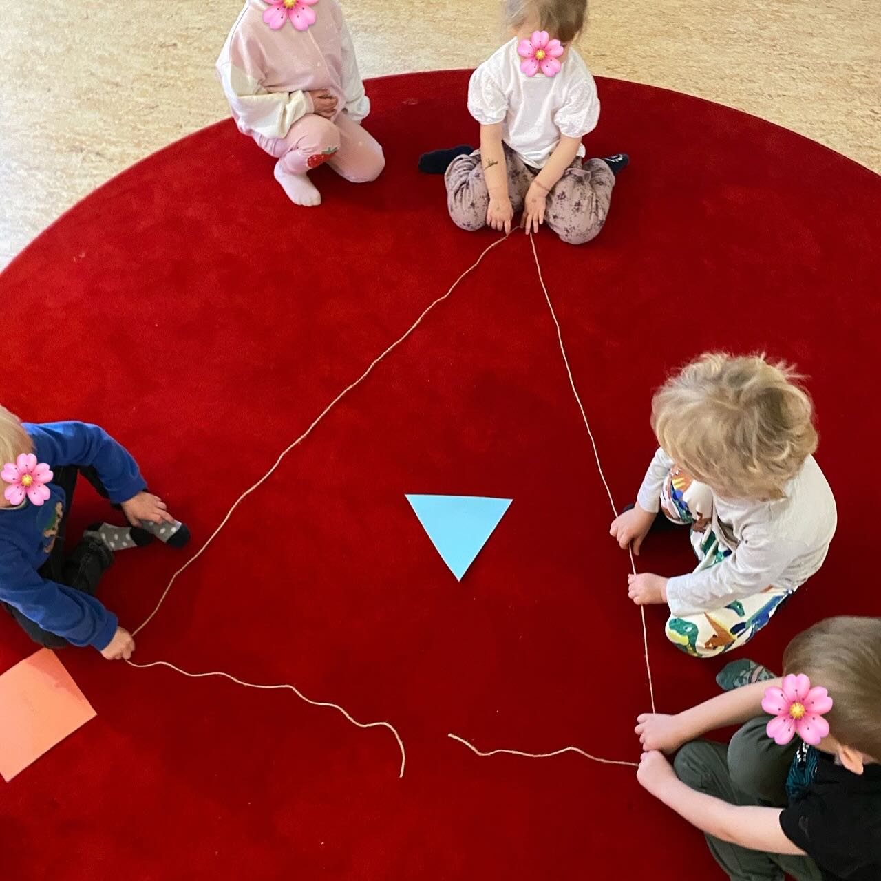 🎶 Januari börjar året… och svischade förbi 🌬️.
Lilla har arbetat med geometriska former 🟠🔺🟨🔸. Sedan har vi sjungit, pysslat, lek inne och ute varje dag.
🎶 Februari kommer näst…
#förskolaikungsbacka #föräldrakooperativethedenhös