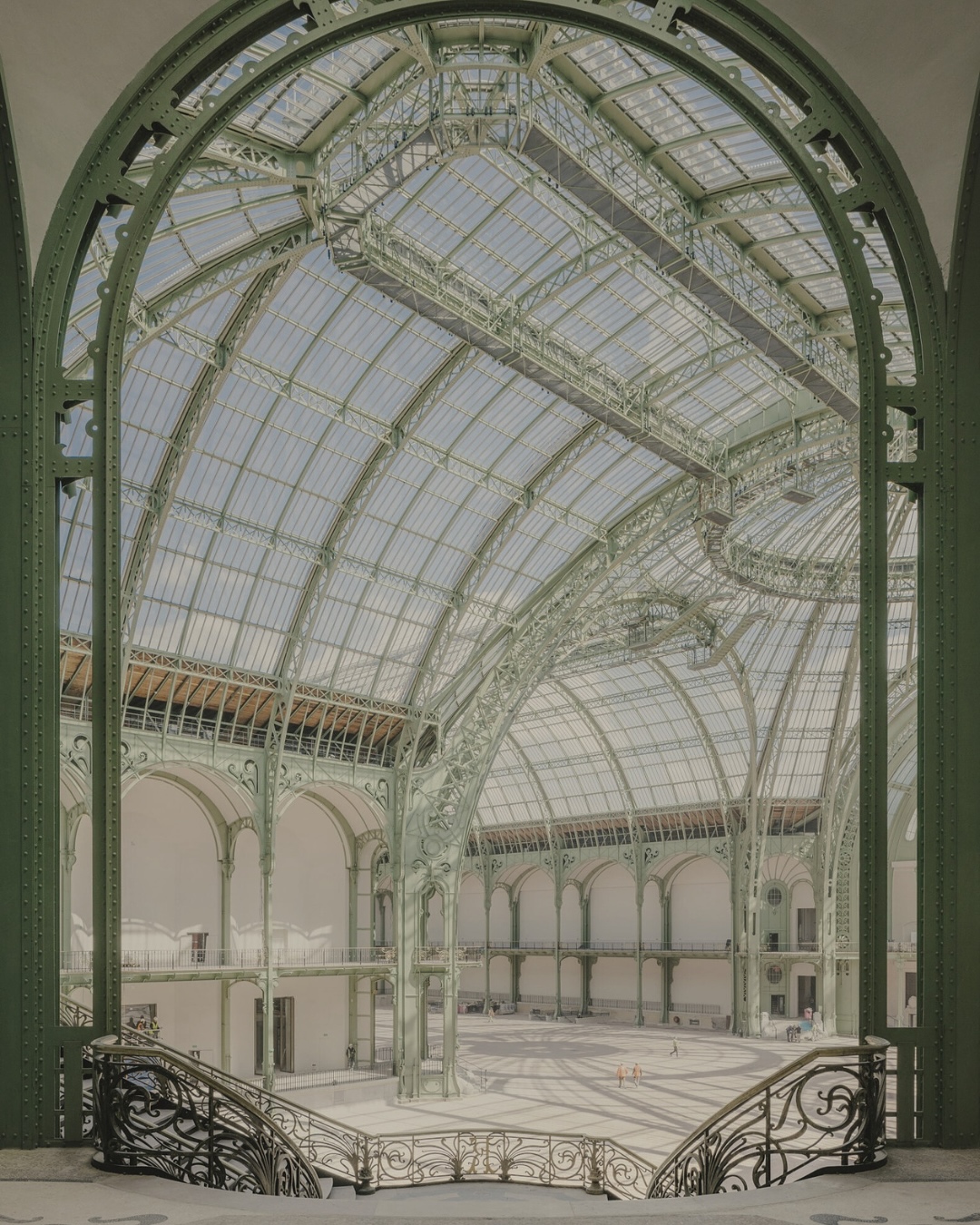 Le Grand Palais de Paris, conçu à l’origine pour l’Exposition universelle de 1900, a récemment achevé la première phase de sa restauration sous la direction de Chatillon Architectes. Cette rénovation a permis de rétablir l’axe central du bâtiment, offrant des perspectives inédites depuis 1939.
🔍 Fait intéressant : La restauration a révélé des éléments architecturaux cachés depuis des décennies, notamment des balcons en porte-à-faux parmi les premiers jamais construits, témoignant de l’innovation technique de l’époque.
#GrandPalais #ChatillonArchitectes #Paris2024 #Restauration #Patrimoine #GaronSA #InvestissementsDurables
Image : @chatillonarchitectes @dezeen