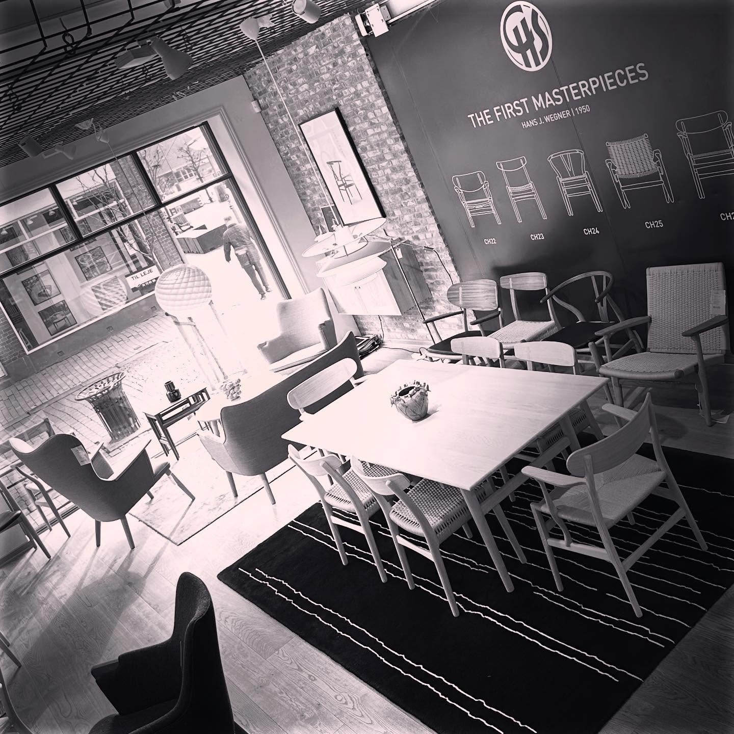 Hans J. Wegner & Carl Hansen & Søn – Et ikonisk samarbejde inden for Dansk Design
Når man taler om dansk møbelkunst, er det umuligt at komme uden om Hans J. Wegners unikke samarbejde med Carl Hansen & Søn. Siden 1949 har dette partnerskab skabt nogle af de mest ikoniske møbelklassikere, hvor håndværk, funktionalitet og tidløst design går op i en højere enhed.
Wegners filosofi om, at en stol ikke blot skal være smuk, men også komfortabel og holdbar, ses tydeligt i hans mesterværker. Blandt de mest kendte designs er Y-stolen (CH24), CH07 Skalstolen, CH25 loungestolen og mange flere – møbler, der stadig produceres med respekt for de traditionelle håndværksteknikker.
Hver stol bærer Wegners signatur af enkelhed og elegance, og hans samarbejde med Carl Hansen & Søn har sikret, at dansk design stadig er anerkendt og elsket verden over.
#HansJWegner #CarlHansenOgSøn #DanskDesign #Møbelklassikere #TidløstHåndværk #skandinaviskdesign
