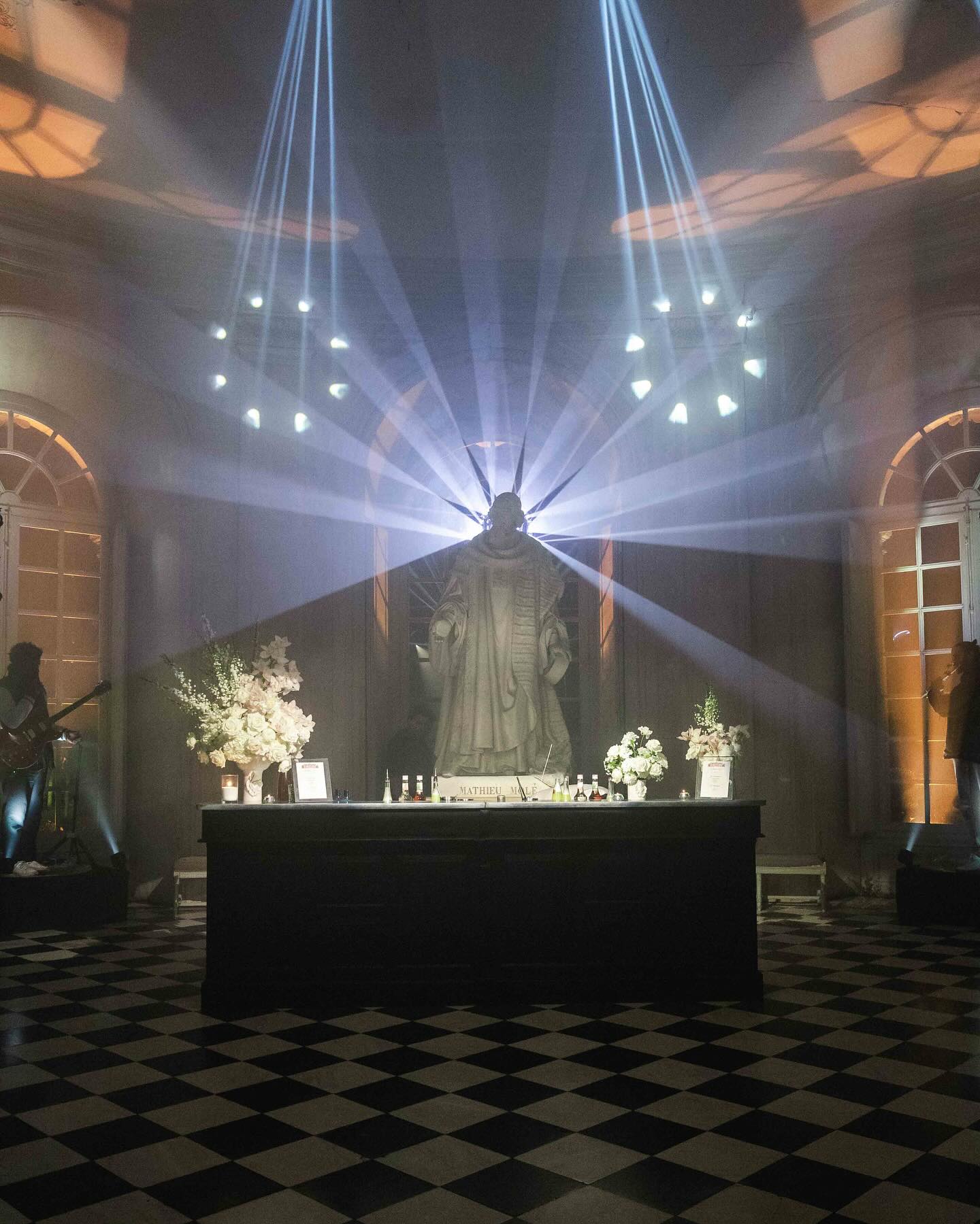 🍸We are so excited to present our newest project: Le 1757! The Château de Champlâtreux has just launched its cocktail bar service.We are here to provide a fully bespoke bar experience that will amaze your guests during events at the Château. Whether it’s a custom welcome cocktail, a spicy margarita, or a delicious non-alcoholic version of your favorite drink, our skilled bartending team will be there to ensure all your needs are met!🍸
🍸Nous sommes heureux de vous présenter notre tout nouveau projet: Le 1757. Le Château de Champlâtreux lance son offre de bar à cocktails. Désormais, nous sommes présents pour accompagner vos événements en proposant une offre personnalisée qui surprendra vos invités. Que ce soit un cocktail de bienvenue à votre image, une spicy margarita ou une version sans alcool de votre boisson préférée, notre équipe sera là pour s’assurer que tous vos rêves deviennent réalité.🍸
📸 prises lors de notre soirée de lancement par @zephyrkokphotography