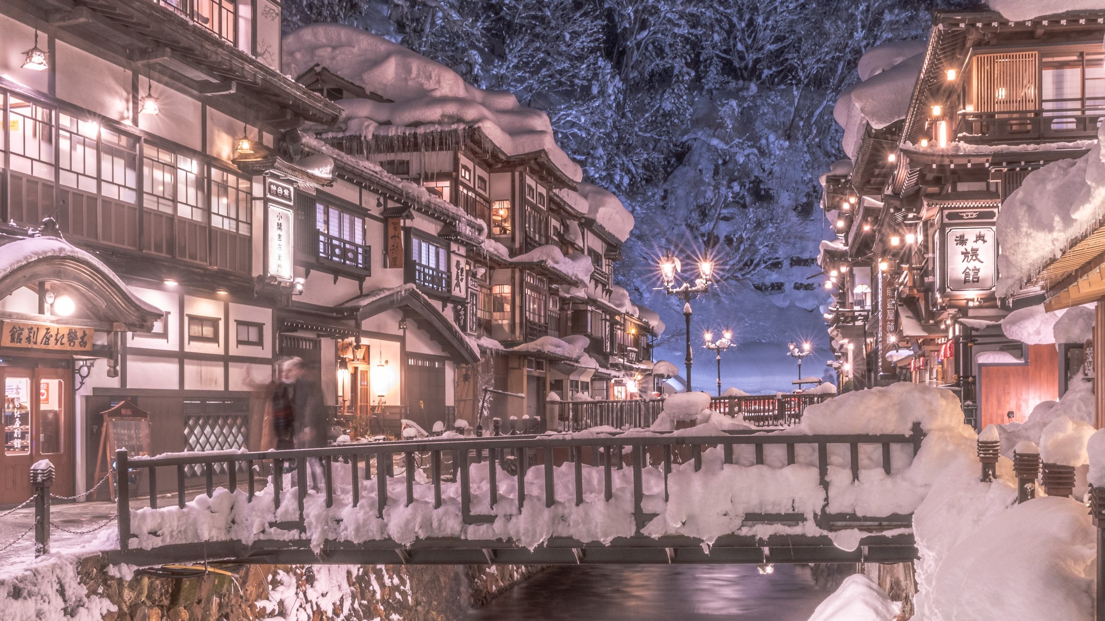 Travel back in time to classical Japan in Ginzan Onsen! Traditional inns line the river to create picturesque scenes more evocative of a Taisho period (1912-26) novel than a modern resort. The view reminds visitors of scenes from the famous film “Sprinted Away” by Hayao Miyazaki.
The night view of the town blanketed in snow beneath the warm streetlights is particularly photogenic during winter.
.
Beautiful buildings surrounded by an unspoiled rural setting ensure that Ginzan Onsen is pleasant all year round. Long summer days are perfect for lazy strolls down idyllic streets in a yukata. In winter, the town really works its magic. The sight of the buildings blanketed in snow and illuminated by the soft glow of gaslights leaves a lasting impression.
.
Unsurprisingly for a town founded on a silver mine, Ginzan Onsen takes both its name (literally, Silver Mountain) and iconography from the element. The popular Shirogane Park boasts an impressive 22 meter tall waterfall, and you'll also find an illuminated cave which is well-lit and ideal for taking pictures.
.
.
山溫泉到處都是讓人有如走進時光隧道一般的懷舊景色。銀山川兩岸木造溫泉旅館林立,傍晚時瓦斯燈亮起,感覺彷佛穿越時空回到了大正時代(1912 至 1926 年),宛如電影「神隱少女」的場景一般。最適合拍照的是下雪的夜晚,白雪覆蓋下的街道與燈光相映成趣。
.
銀山溫泉的建築風格優美古樸,四周大多是保持原來狀態的鄉間,一年四季都有變化的美景。在漫長的夏日午後,可以隨意穿著浴衣,在田園詩意的街頭慵懶漫步。冬季的風景別有一番獨特魔力。皚皚白雪覆於屋宇,煤氣燈的柔光更顯迷離,令人久久不能忘懷。
.
銀山溫泉建於一座銀礦的舊址之上,所以才會以「銀山」為名並在其標記中使用了銀的元素。白銀公園非常受人歡迎,園內有一簾高達 22 米的壯觀瀑布,是白銀公園最吸引人的經典。園中還有一個發光山洞,光線充足,適合拍照的淺凹礦井。
.
.
.
.
.
.
.
#japanguide #triptojapan #travelinjapan #visitjapanjp #visjtmyjapan #jntosg #visitjapanphillipplines #jntoid #visitjapanAU #japanrevealed #travelgraphy #travelgram #traveling #trending #japanese #instagram #ginzannosen #onsen #japanonsen #yamagata #hotspring #japanhotspring #winterjapan