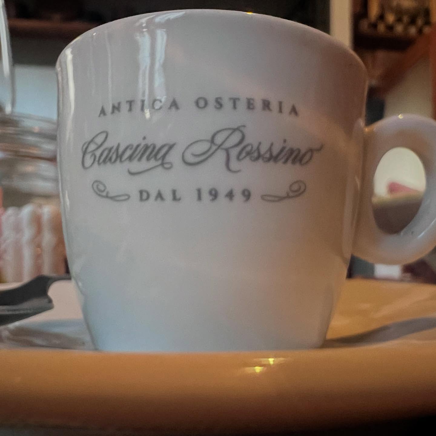 Quante storie può contenere una tazzina di caffè? ☕️❤️
#DaRossino si parla di tutto: famiglia, amori, sogni e delusioni, lavoro e amicizia. Qui si sussurrano segreti, si fanno promesse, si riallacciano rapporti e si ride di gusto. Perché ogni “andiamo da Rossino?” è una scusa per stare insieme, per prendersi una pausa e godersi il momento. ✨
Un caffè, una storia, un’esperienza che sa di casa. ☕️
#caffèdaRossino