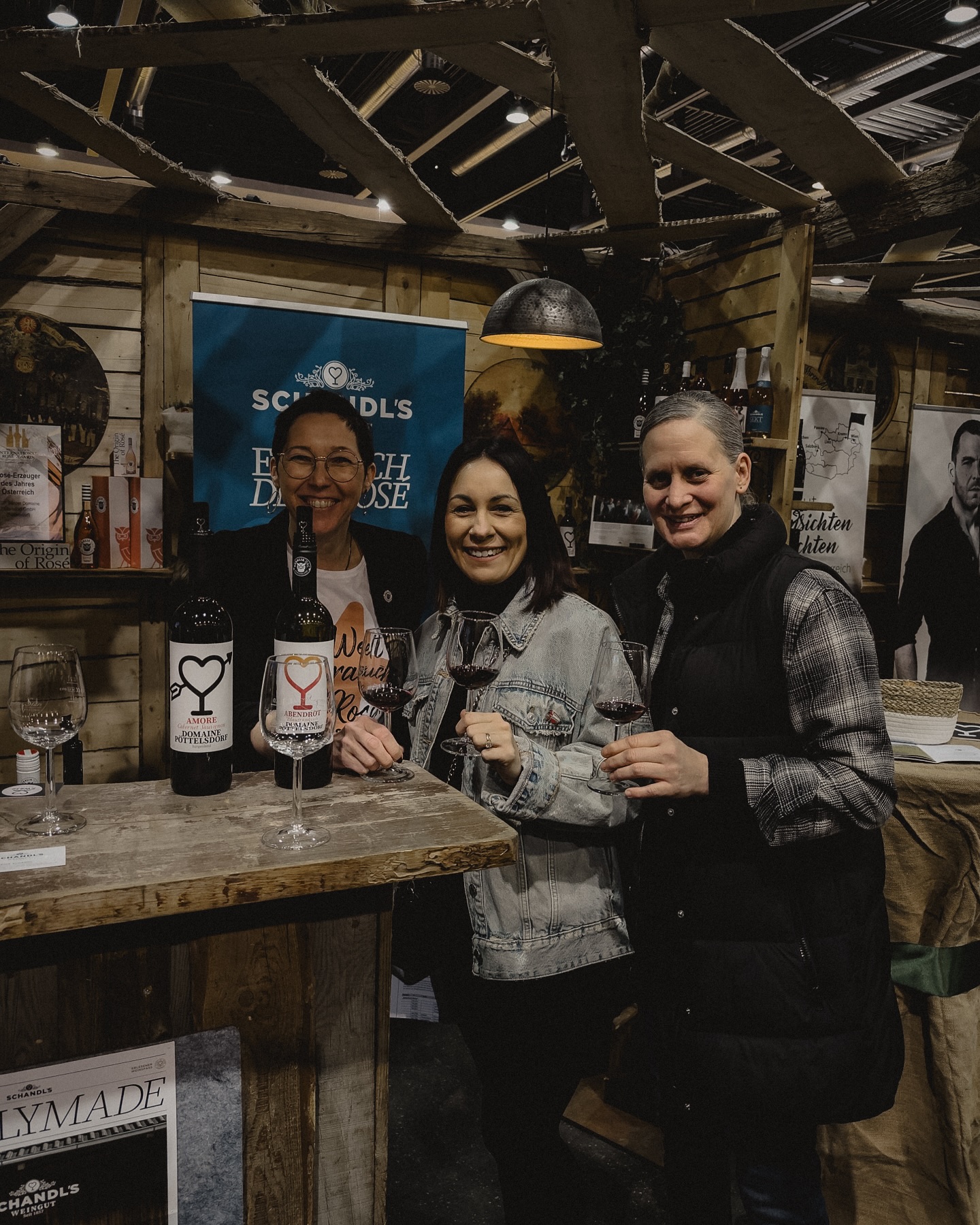 In den letzen Monaten durften wir ein paar neue Winzer mit ins Sortiment nehmen und freuen uns, unter anderem, ganz besonders über die Weine der Familie Schandl @schandls_weingut welche die Domaine Pöttlsdorf übernommen haben. 🍷
#messetag #dreiländerhallepassau #schandlsweingut #attacke #vorfreude #zwo20passau #restaurant #winetime #wineoclock #winelover #zuvinosagichnieno