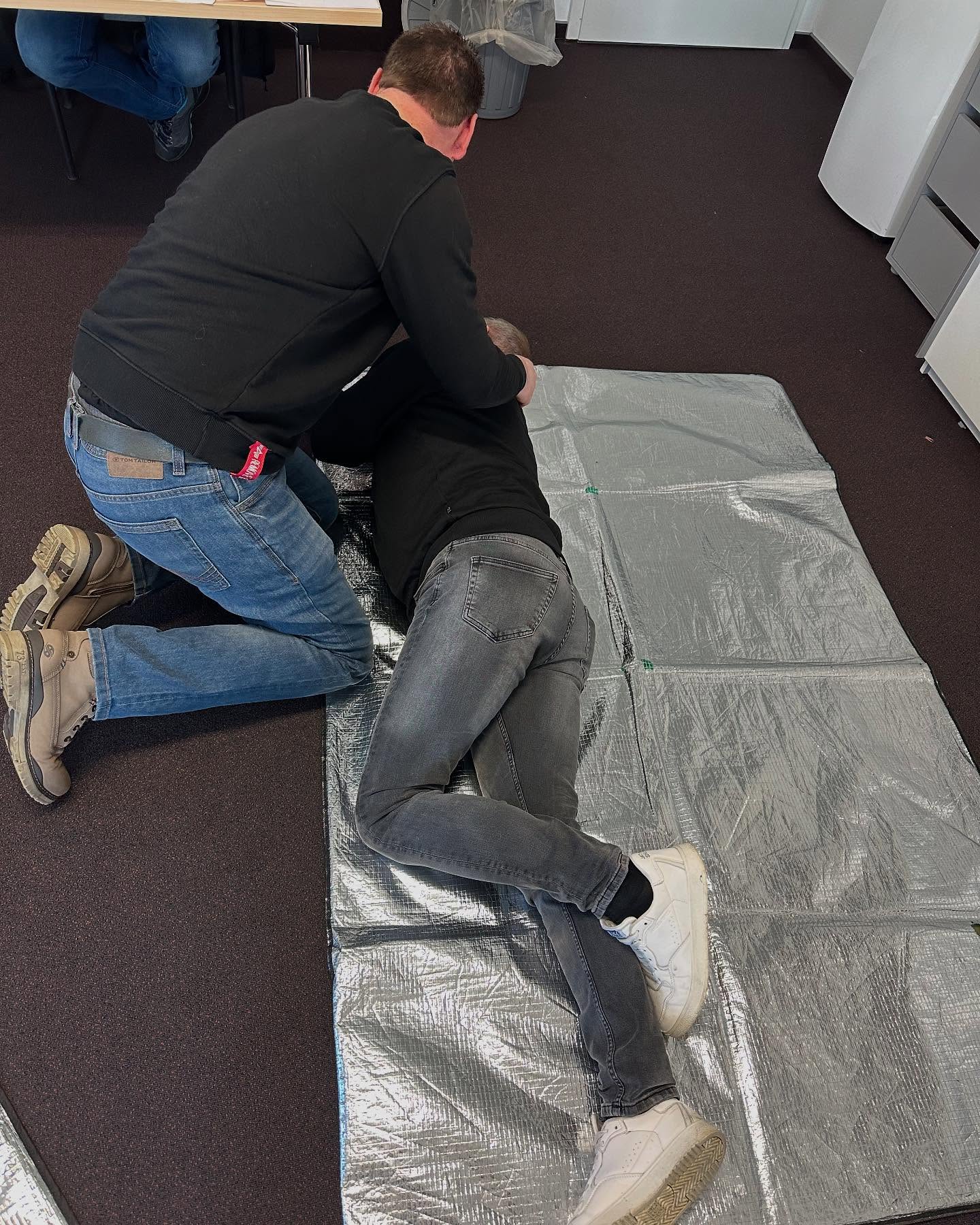 🌟 Sicherheit geht vor! 🌟
Ein Teil unseres Teams hat kürzlich an der Auffrischung der Ersthelferausbildung beim @drk_kreisverband_olpe teilgenommen. 💪🚑
Wir wissen, wie wichtig es ist, in Notfällen schnell und richtig zu handeln – besonders auf der Baustelle! 🏗️👷♂️
Gemeinsam sorgen wir dafür, dass wir nicht nur unsere Projekte erfolgreich umsetzen, sondern auch ein sicheres Arbeitsumfeld für alle schaffen. 💯 ✨
#Ersthelfer #Sicherheit #DRK #Baustelle #Teamwork #WirFürEuch