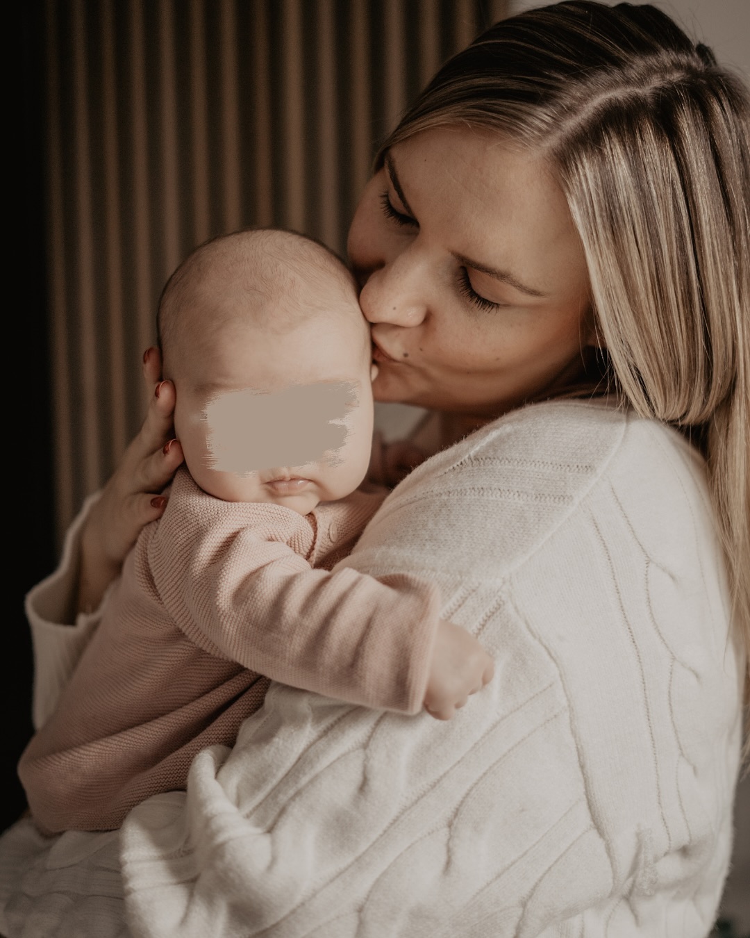 Hello world ✨
Diese kleinen Hände, die winzigen Füßchen, der erste Blick voller Vertrauen – jedes einzelne Newbornshooting zeigt mir, wie wertvoll und vergänglich diese erste Zeit ist. ✨💛
Ich bin unendlich dankbar für jedes Paar, das mir sein Vertrauen schenkt und mich diese besonderen Augenblicke festhalten lässt. Mein Herz hüpft jedes Mal, wenn ich eure Anfangszeit als Familie einfangen darf. ✨📷