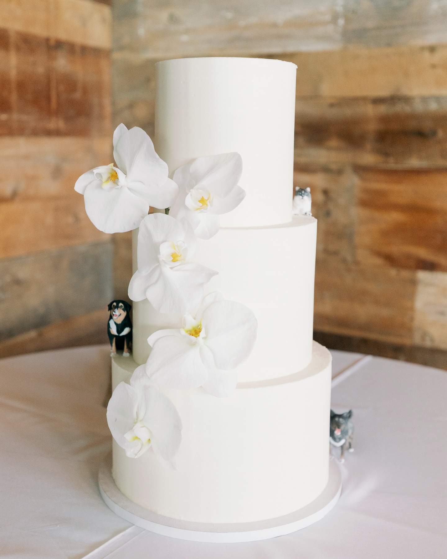 I typically have couples ask: “I want to have my animals in my wedding somehow. Do you add them to the cakes?”
And of course, being an animal lover myself, I say YES! And the best way to have them and keep their memory forever is by sourcing a clay figurine of them to add to the cake! All the better if they do what they do best and take a little nibble out of it 🤭
So see? You can have your cake, and your animals eat it too! 🤤
•
VENDOR TEAM:
Planner: @nothingbutloveweddingandevents
Photo + Video: @kalynshaephotography
Cake: @kaylibakescakes
Catering + Bar: @Kcihospitalityllc
Entertainment: @leforcedj
Floral: @weddingsbylavenders
Glam: @birdybeautydfw
Gown: @vierobridal_losangeles @vierobridal
Transportation: @ajl_international
Venue(Ceremony): St. Sarkis Armenian Orthodox Church Carrollton
Venue(Reception): @stonecrestvenue
•
•
•
•
#cake #cakedecorating #cakedesign #cakeart #cakedecorator #cakedesigner #wedding #weddingcake #weddingcakes #dallaswedding #dfwweddings #dallasweddingcakes #dfwweddingcakes #fall #fallwedding #fallweddingcake #weddingcakeideas #weddingcakeinspiration #weddingcakeinspo #furbaby