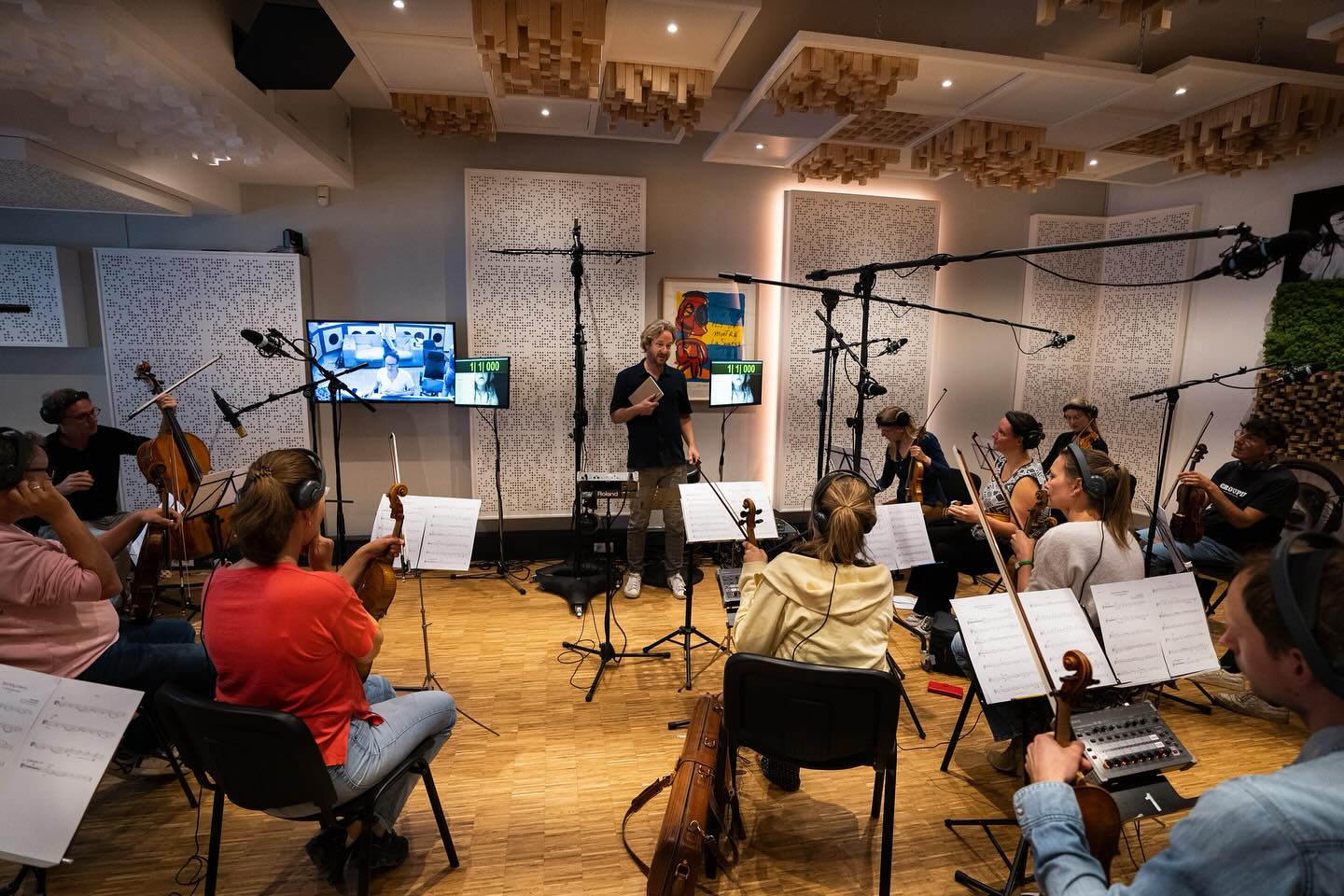 Behind the scenes tijdens de opname van mijn laatste release ‘Hold Dear’.
Luister ‘m hier: https://open.spotify.com/track/3dcnCBFJcv8p2VxVs1NytS?si=849e0d43494d4396
📷 @fardauvdm
#stringorchestra #neoclassicalmusic #modernclassical
#composerlife #newmusic
#npoklassiek #missieklassiek