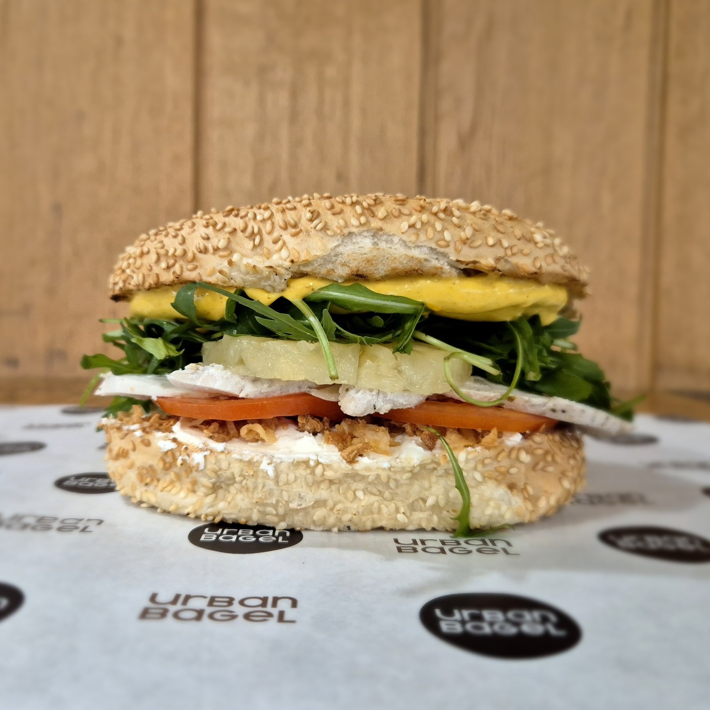 Nouvelle recette pour ce mois de février.
🍗🍍 Poulet, sauce curry madras, ananas, cream cheese, oignon frit, tomate,roquette
Dispo sur place ou en livraison
#bagel #bagels #sandwich #urbanbagel #currychicken #ananas #creamcheese