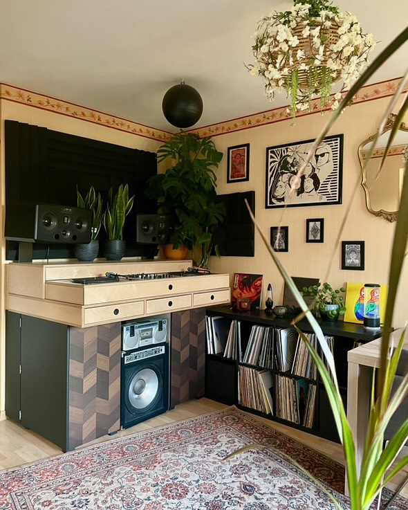 Impressive woodwork by @standardxgabriel 👌
___________________________
👉🏼 Follow @doyouspin for more
👉🏼 Follow @doyouspin for more
👉🏼 Follow @doyouspin for more
DM for submission & Email for promotion 📩
#rotarymixer #technics #djsetup #vinyldj #rominimal #classicdj #classicmixer #boutiqemixer #hifi #audiophile #hifidj #djlife #vinyljunkie #vinyladdict #technics1210 #sl1200 #doyouspin #djdesk #djbooth #listeningbar #recordstore #vinylonly #djculture