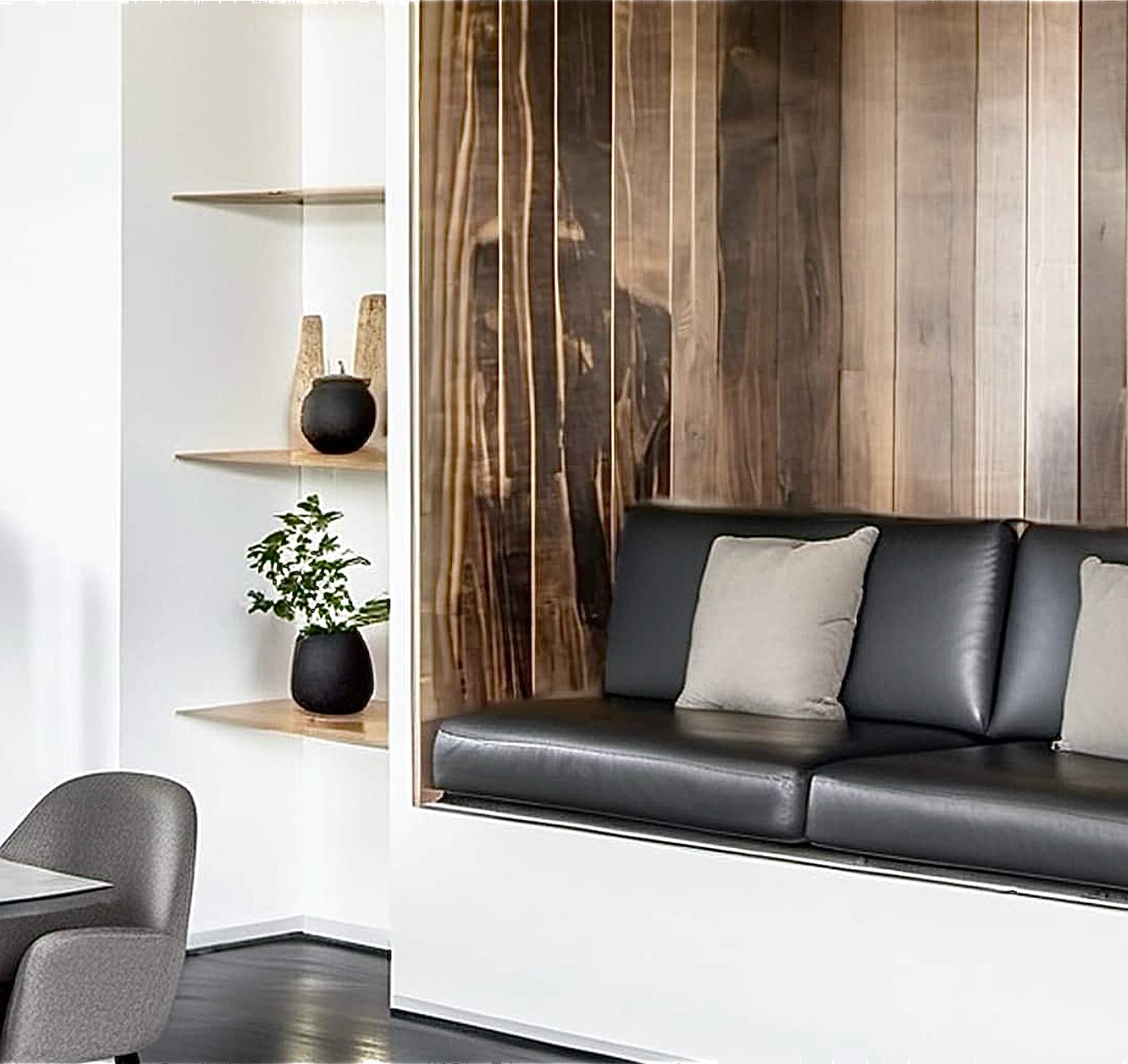 Når man designer og indretter en alkove så har den forskellige fordele:
1. Hyggekrog og afslapning: En alkove skaber en indbydende siddeplads, hvor man kan slappe af, læse eller nyde en kop kaffe uden at være midt i køkkenets travlhed.
2. Multifunktionalitet: Den kan bruges som ekstra siddeplads ved måltider, en legeplads for børn, eller et sted hvor gæster kan sidde og snakke, mens maden bliver lavet.
3. Pladsbesparende løsning: I mindre boliger kan en alkove udnytte pladsen optimalt ved at integrere opbevaring under sædet, hvilket gør rummet mere funktionelt.
4. Skaber zoner i rummet: En alkove hjælper med at definere forskellige områder i et åbent køkken-alrum, så rummet føles mere struktureret og harmonisk.
5. Øget hygge og stemning: Den giver en følelse af tryghed og varme, da den ofte er mere afskærmet end resten af rummet, hvilket gør den til et perfekt sted at slappe af.
6. Æstetisk element: En alkove kan designes med flotte puder, indbygget belysning eller en unik bagvæg, som tilfører personlighed og stil til køkken-alrummet.
Var dette tip nyttigt ? Så like gerne opslaget ❤️ Det betyder mere end du tror ❤️
#indretning #visuelmerchandiser #boligstyling #styling #deko #indretningsinspiration #butiksindretning #indretningshjælp #boligstylist #vejle #staundesign #interiorstyling #interiordesign #interiordesigner #designer #visuelmerchandising #designhjem #indretningsarkitektskolen #dekoratørskolen #indretningsarkitektuddannelsen #dekoratøruddannelse #dekoratøruddannelsen #indretningsarkitekt #danmark #design #dekoratørskolenivejle @dekoratoerskolen.dk