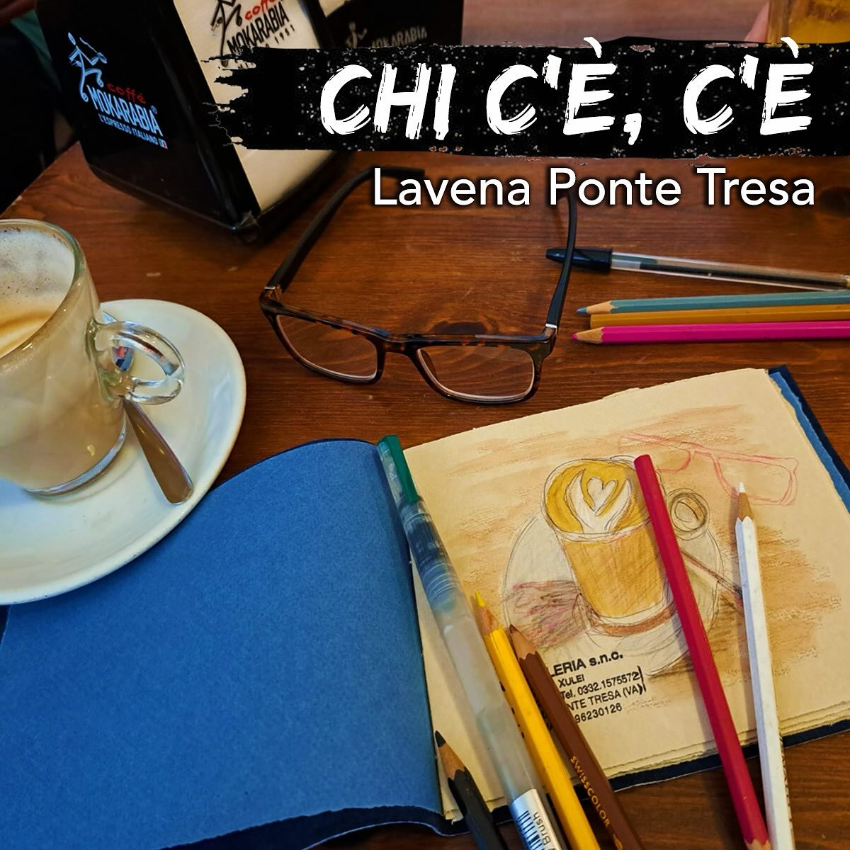 Chi l’ha detto che bisogna disegnare sempre paesaggi mozzafiato? A volte, un cappuccino e qualche oggetto su un tavolino sono più che sufficienti per scaldare la creatività! 🖌️✍️🎨
Sabato a Lavena Ponte Tresa, quattro amici sketchers si sono rifugiati al caldo di un bar e, tra una chiacchiera e l’altra, è nato questo sketch di @silviazemp , che racchiude tutta l’atmosfera accogliente della giornata.
A volte basta il piacere di stare insieme (e il profumo del cappuccino)! ☕
Alla prossima, speriamo con temperature più miti! ✨😉
#UrbanSketchersTicino #ChiCeCe2025 #SketchLife #DisegnoDalVero #CappuccinoArt #ArteInvernale #TicinoSketching #SketchEveryday