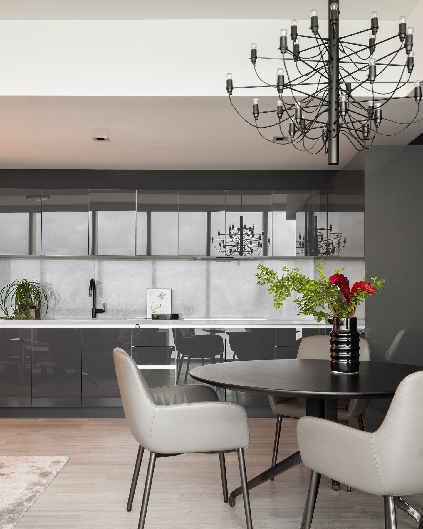 A modern, open-concept kitchen where light and dark tones create the perfect balance. The true showstopper? A stunning pendant light that steals the spotlight with its elegance.
✨
Design: @webossadesign
Project: #echobrickell
Furniture: #bebitalia
Lighting: #floslighting