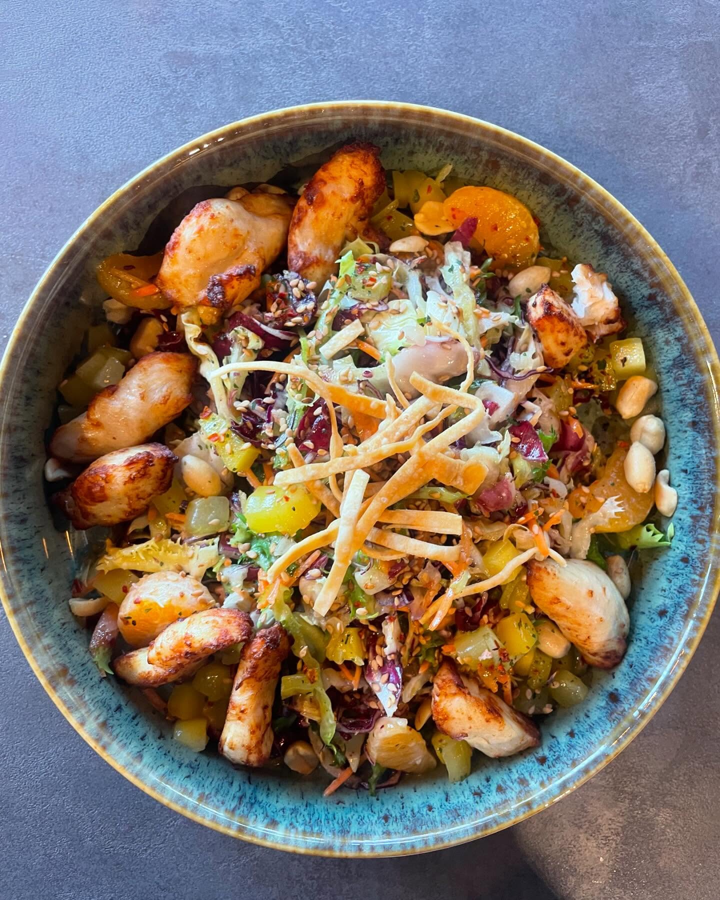 Découvrez notre délicieuse salade asiatique ! Un mélange frais et croquant de légumes colorés, rehaussé d’explosions de saveurs. Chaque bouchée est un voyage au cœur de l’Asie, préparée avec soin et passion. Venez la savourer ! Mandarine, mangue, cacahuètes, poulet grillé et sauce sesame 🌿🍊🥜🥭
#saladeasiatique #healthyfood #superaliments #bistrot9 #ecublens #restaurant #nouveauté