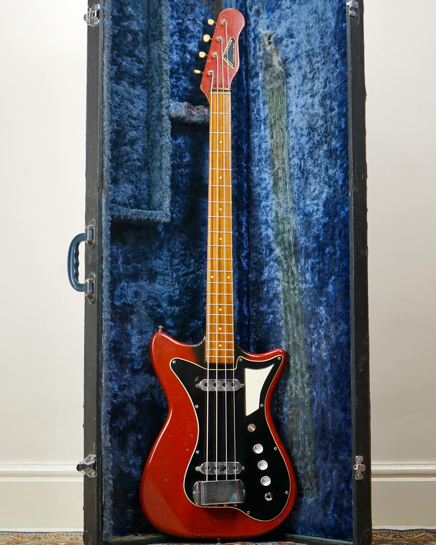 Burnsday / Thursday 🎸
For your consideration, a 1962 Burns Sonic Bass!
An underrated English-made short scale. I believe Nick O’Malley played one on Arctic Monkeys’ Tranquility Base Hotel & Casino.