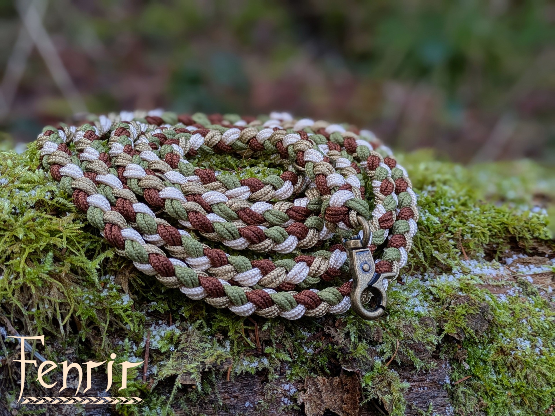 Das ist zur Zeit eine meiner liebsten Kombinationen.
Sie wird mich auf den nächsten Markt begleiten. Was ist eure liebste Farbe?
#hundeliebe #grün #braun #hundeleine #paracord #messing #klein #handmadewithlove #smallbusiness #fenrirhandmade