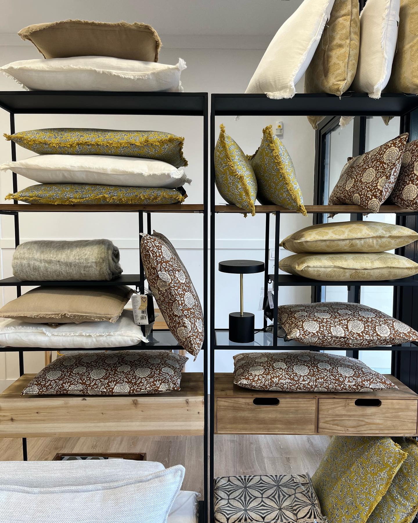 Un poquito más del estudio #livinglavidadeco para mostraros #textiles en colores tendencia.
Un recurso de decoración clave! Junto con la #iluminacion y detalles #deco tu hogar puede dar un giro que no te imaginas!
En Bronce, 35. Pásate!
#diseñodeinteriores #decoradoresmadrid