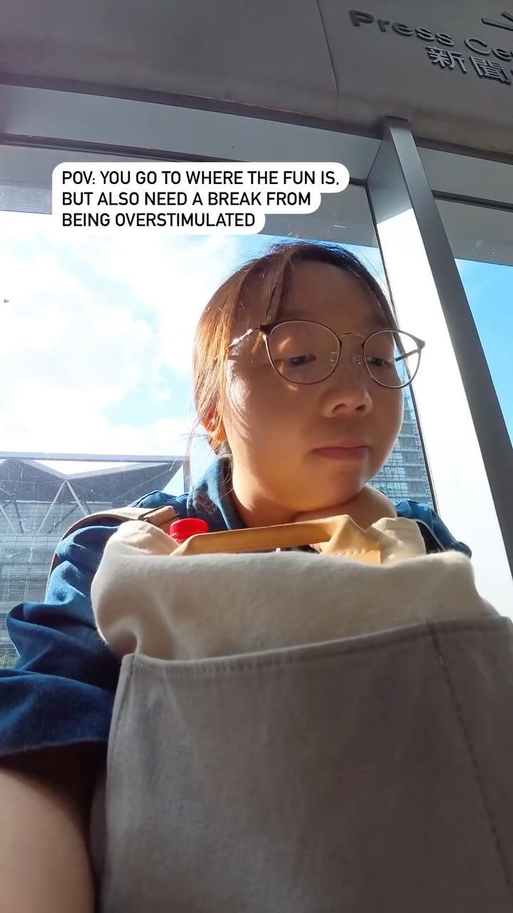 r e c h a r g e🪫
.
.
As much as I love going to conventions, I can’t deny that it drains my social battery. Fast.😅 Sometimes a short break away from the action helps me to centre myself and retain my focus when having conversations with others.
Hahaha I guess it’s an introvert thing?