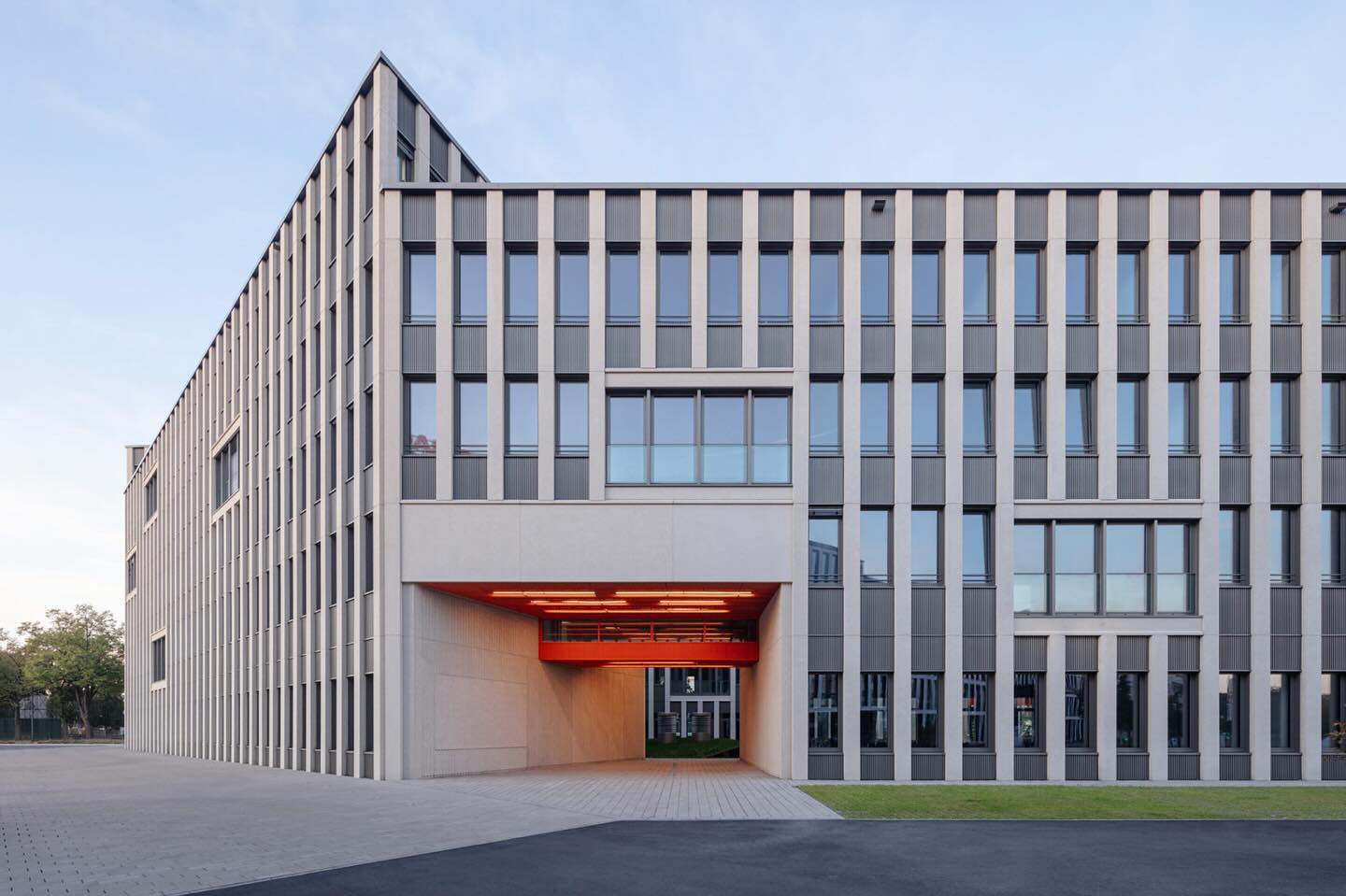 Projekt „Mattes“ fotografiert von #hgesch. Mehr zu sehen auf unserer Homepage www.gernotschulzarchitektur.de. Project „Mattes“ photographed by #hgesch. See more on our website. #mattesunddüxx #strabagrealestate #architektur #architecture #tektur #orange #arquitectura #welovewhatwedo