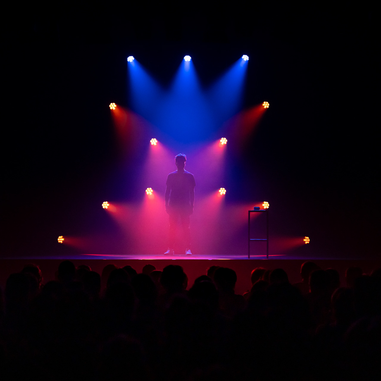 Troisième venue de @karimduvalshow au @fest.oenorires , 3ème grand succès ! Et quelle soirée... Du rythme, de l'acuité, du panache et aucun répit. Un artiste que l'on a plaisir à ré-inviter à chaque nouvel opus tant il nous surprend, repousse les frontières du rire intelligent et inclusif. Un grand bravo !
.
.
. 📷 @etienne_ramousse
.
.
. #oenorires #festival #theatre #humour #standup #standupcomedy #karimduval #givry #legrandchalon #saoneetloire #cotechalonnaise #bourgogne #bfc #igersbourgogne #vinsdebourgogne @lecomplexe.lyon @les.ombres.show @dromis_live