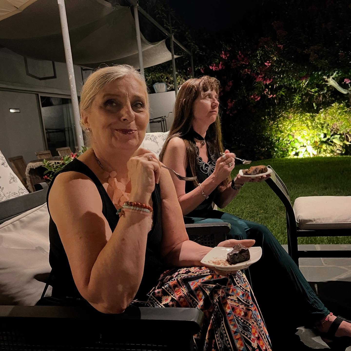 Am Freitag gab es ein schönes Treffen mit meinen ehemaligen Klassenkameraden, d.h. mit denen, die noch nicht aus Santiago heraus in die Ferien und in kühlere Gegenden geflohen sind. Am Sonntag war ich dann im Gottesdienst in meiner Heimat-Kirche. Mit meiner Klassenkameradin und Musikerin Patricia Inés Rodríguez Seeger an der kleinen Orgel, weil die grosse gerade überholt wird. War schön! #familienbesuchchile #ccaatsantiago2025 #lebensübergang #überquerungen #deutscheschulesantiagodechile #iglesiaevangelicaluteranaenchile