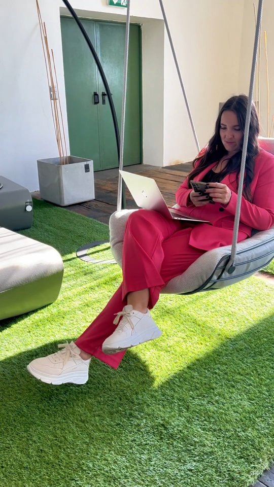 Kreativität wartet nicht auf den perfekten Moment - heißt es. Das mag zwar sein, aber ich finde: Kreativität ist immer da, man muss sie nur zulassen, sich trauen, offen dafür sein. Dann überschwemmt sie einen immer im richtigen Moment. Und auch noch ganz oft zwischendurch. 😄🤪
#kreativagentur #socialmediacreative #agenturausgefuchst #ausgefuchst #tirol #businesswoman #socialmediamarketing #tirolerunternehmerinnen