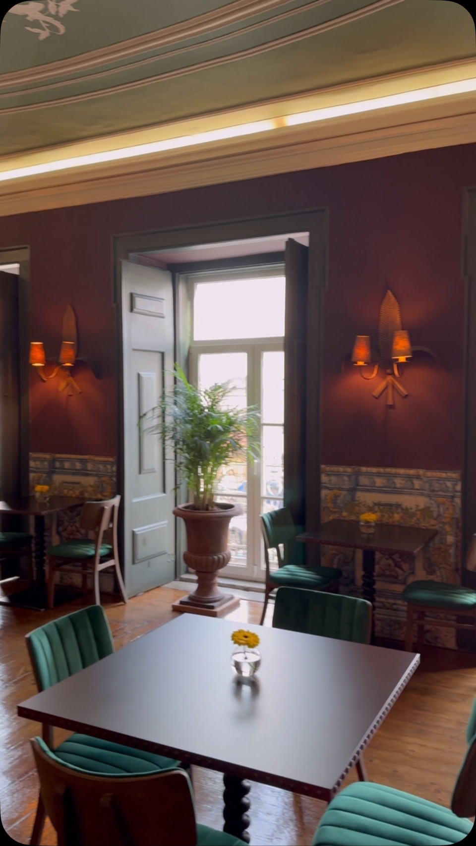 Cool vibes & warm mood in your favorite Lisbon Hotel โจ๐ซ@palacioramalhete
#boutiquehotel #romantictravel #lisbonhotels #interiordesign