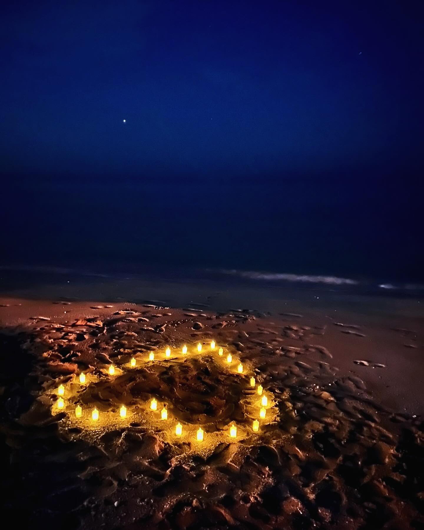 Where would you rather spend your Valentine’s Day? 💕 🌹Dinner under the stars 🌌 or a cozy desert tent? To book with CAMPR follow the link in bio⛺️⛺️ #camping #desert #camplife