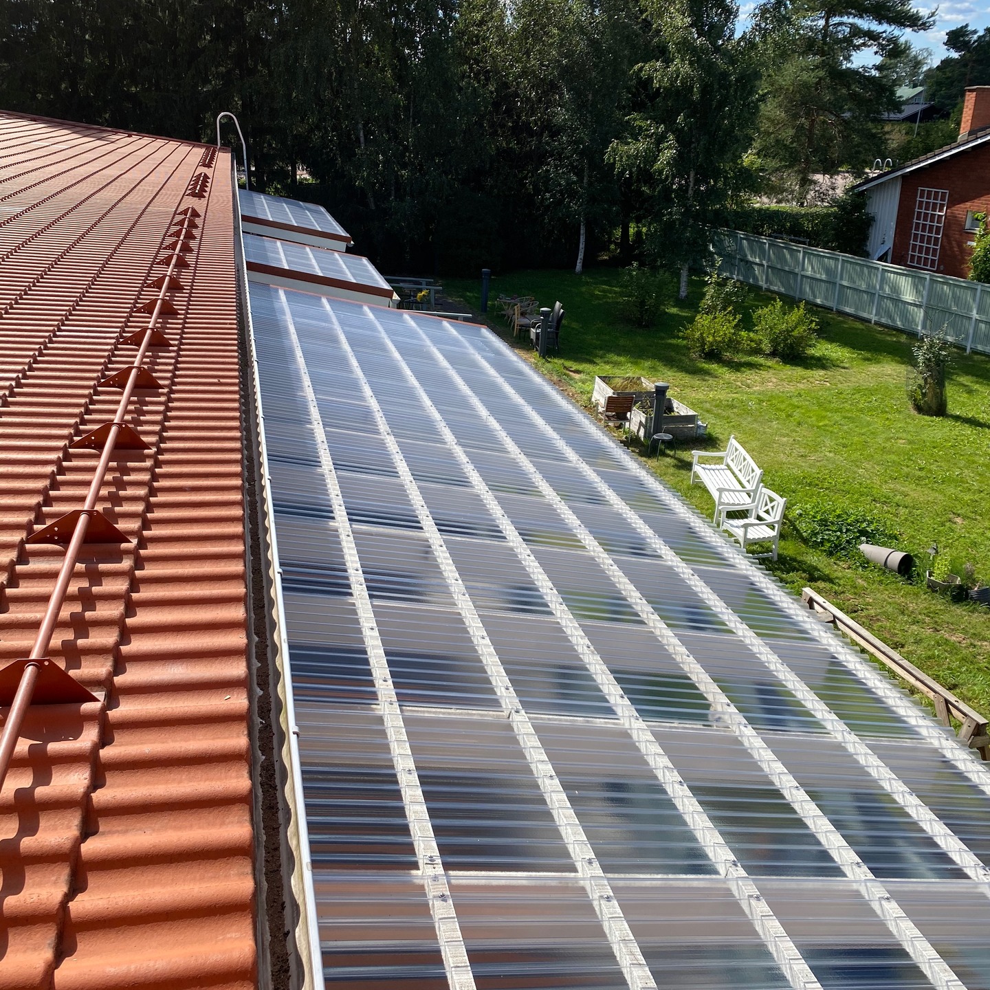 Mikäs sen mukavampaa kuin kauniina kesäpäivänä maalata vanhat kehikot ja laittaa uudet valokatteet. Ja mikä parasta, on tyytyväinen asiakas🙂