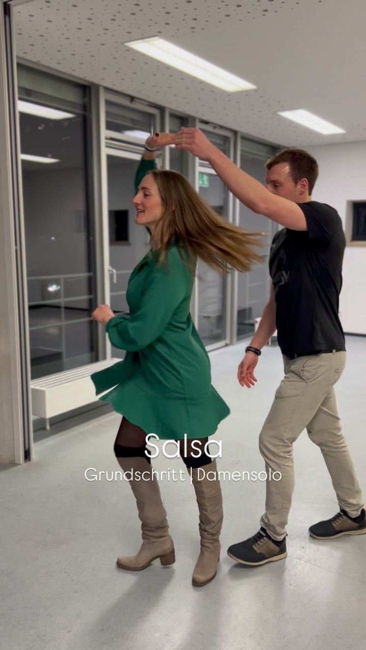 Salsa Basics | Grundschritt & Damensolo
__________________________________________________
Das Damensolo ist eine der ersten Figuren, die man in Salsa lernt – natürlich auch in meinem Latein-Tanzkurs im März.
Das Damensolo vermittelt wichtige Basics wie Führung, Rhythmus und Körperspannung und lässt sich später vielseitig kombinieren.
Perfekt, um mit Schwung in den Frühling zu tanzen!
#paartanz #eislingen #göppingen #tanzen #salsa