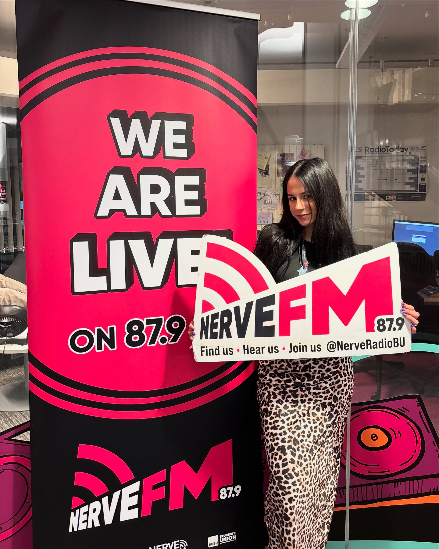 To celebrate 30 years of @nerveradiobu, we brought back FM Week, broadcasting across 87.9FM in Bournemouth, Christchurch & Poole. One of our biggest events of the year 🥳
A highlight of the week was the Nerve FM Dylan’s Bar Takeover, where I had the incredible opportunity to present live 🎙️
A big thank you to the committee for their support in making it all happen.
An unforgettable experience, which I’m so grateful for 🩷🤍🖤