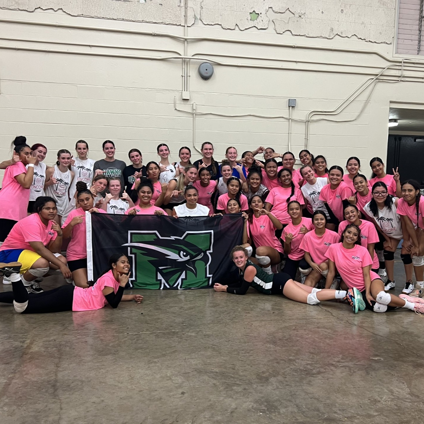 🏐 Looking for the perfect volleyball tour? Choose between a 2-day tournament in Hawaii or San Diego, where your team will compete against local teams in between exploring the beautiful locations 🏖️ 🌴
Want to make this dream trip a reality? DM us to get started! ✈️ #VolleyballTour #TeamTravel
* Sr Girls Volleyball team from Medicine Hat High School in Hawaii.