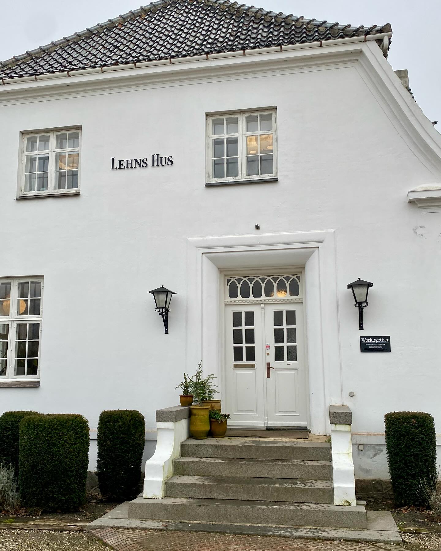 Så fik Lehns Hus sit smukke navneskilt på. Alle de færdige kontorer er nu lejet ud. Nu skal de sidste småting på plads - og der skal pustes lidt ud, inden vi starter op på 3. og sidste etape med workshop lokale, ekstra kontor pladser og en lækker terrasse til sommerens arrangementer. Tak til verdens bedste samarbejdspartnere @brdpagh.furniture og alle vores dygtige håndværkere der har hjulpet os i mål.