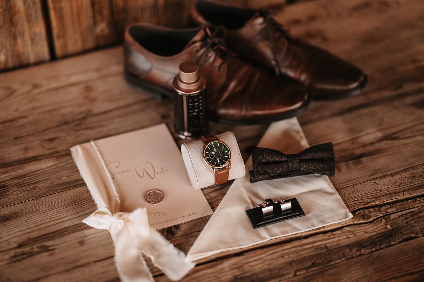 Classy Getting Ready 🤵🏻
.
.
.
Organisation und Planung:
@raya_dimitra_weddings @anjas_eventfloristik_blumalodn
Modelpaar: @michaela_portenkirchner und @herbert.hartl
Anzug: @mode_burkhard
Brautkleid: @einzelstueck_secondhandbride
Videografin und Fotografin:
@raya_dimitra_weddings
Videograf: @two.wildhearts
Blumen: @anjas_eventfloristik_blumalodn
Deko: @dekomoments.de
Location: @lenderstuben
Torte: @marions_tortenmanufaktur
Styling: @tinagaertner.brautstyling
Papeterie: @kreativesvonlinda_wedding
Traurednerin: @melissa_ratsch_freierednerin
Sängerin: @rayadimitra
Schmuck: @sophia_singer_jewelry
.
.
.
#HochzeitsfotografAugsburg
#HochzeitsfotografieAugsburg
#AugsburgWeddingPhotographer
#HochzeitAugsburg
#HochzeitsfotografBayern
#WeddingPhotographerGermany
#HochzeitsbilderAugsburg
#AugsburgBride
#HochzeitsfotografDeutschland
#WeddingPhotographyAugsburg
#BrautpaarshootingAugsburg
#HochzeitsreportageAugsburg
#HochzeitsfotosBayern
#WeddingInspirationAugsburg
#HochzeitsfotografAllgäu
#AugsburgWedding
#HochzeitsfotografieBayern
#TraumhochzeitAugsburg
#NatürlicheHochzeitsfotografie