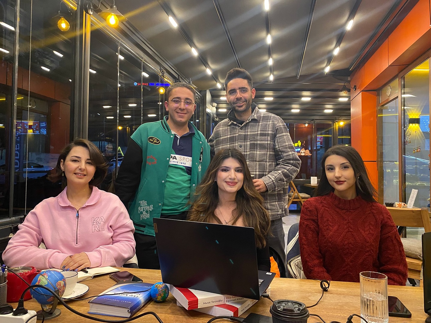 📢 PACE Nedir? DLR’ın Papucu Dama mı Atıldı?
4 Şubat tarihinde gerçekleştirdiğimiz “DLR Out, PACE In” etkinliğimizde online & yüzyüze olarak harika bir katılımcı kitlesiyle bir araya geldik✈️✈️
Katılımcılarımızla birlikte sınav sistemindeki farkılığı konuşarak sürecin artı ve eksi yönlerini tartıştık. ‘’PACE sınavı nedir, nasıl hazırlanılır?’’ gibi sorulara birlikte yanıt ararken, deneyim paylaşımları ile interaktif bir etkinlik gerçekleştirdik.
Bu keyifli etkinlikte bir araya gelerek yeni süreç hakkında bilgi sahibi olurken güzel bir atmosferde bağlantılar kurduk. 📚☕
Katılım gösteren herkese teşekkür ederiz! 🙏 Sizlerle bu yolculukta bir araya gelmek ve havacılık dünyasına katkıda bulunmak bizim için çok değerliydi!
Bir sonraki etkinliklerimizde görüşmek üzere! 🎉