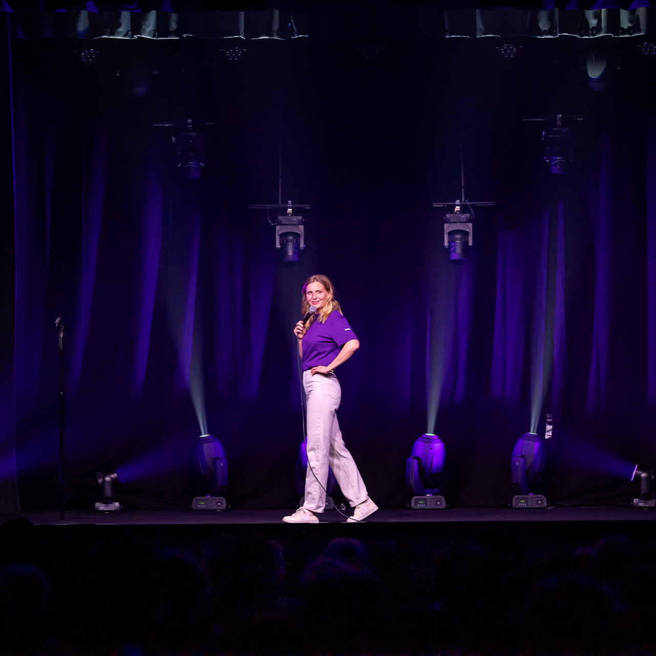 Samedi dernier, c'était "plateau découvertes" au @fest.oenorires . Plus qu'un rendez-vous, une véritable institution ! @isabelle.lefaucheur s'est plié à l'exercice avec brio, le public se reconnaissant aisément dans les frasques familiales de la bretonne. Bravo et kenavo !
.
.
. 📷 @etienne_ramousse
.
.
. #oenorires #standup #festival #humour #theatre #onewomanshow #spectacle #igersbourgogne #bfc #bourgogne #saoneetloire #cotechalonnaise #legrandchalon #givry #vinsdebourgogne #vins #degustation