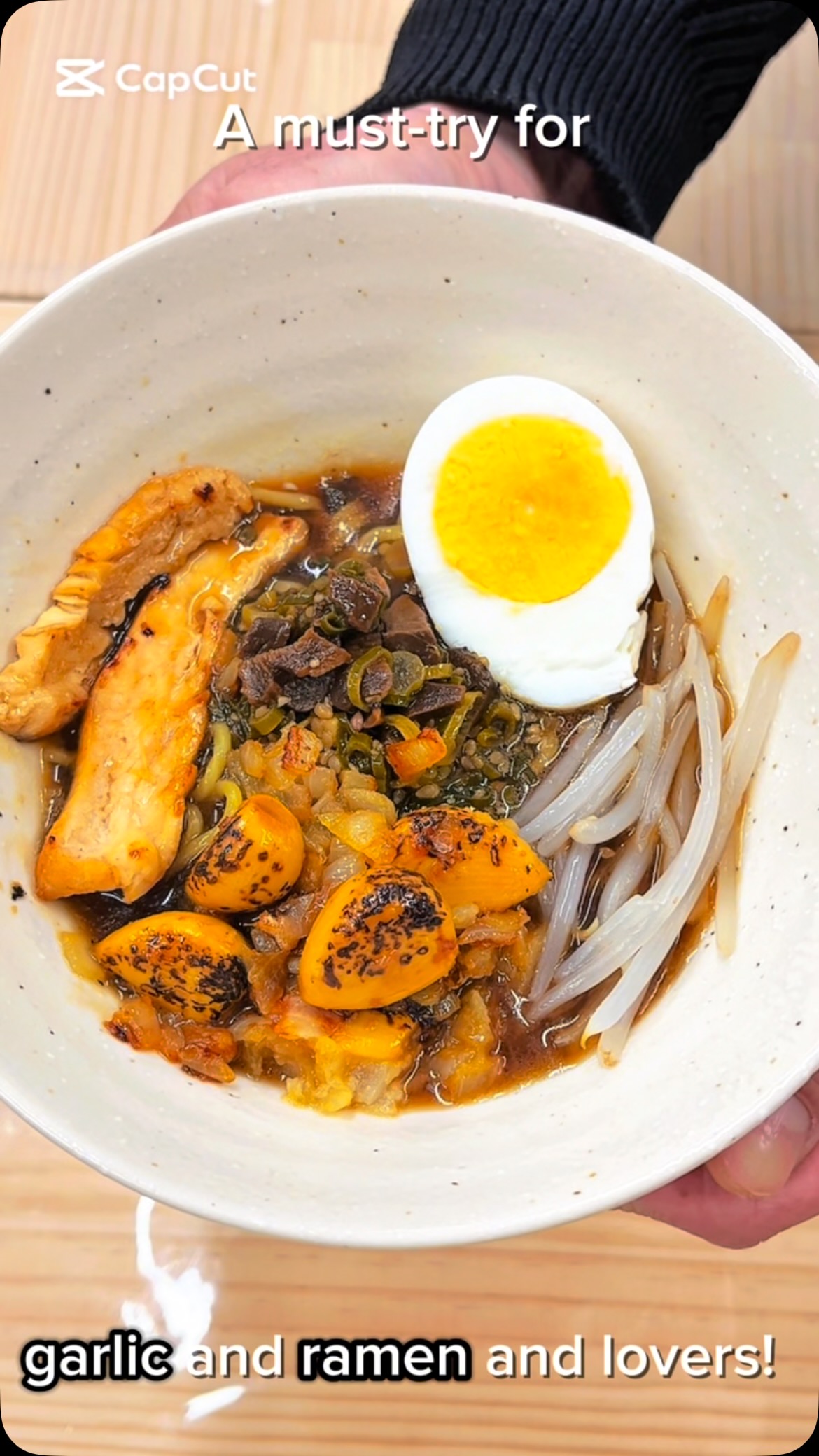 【The ultimate explosive garlic soy sauce ramen】
A must-try for garlic and ramen lovers!
The ultimate explosive garlic soy sauce ramen recipe!
This time, we’re making a high-energy recovery ramen using four types of garlic: chopped garlic, grated garlic, soy sauce-marinated garlic, and black garlic.
Black Garlic – Rich Flavor and Fermented Power
Black garlic is a fermented superfood made by aging raw garlic over time. Its strong odor and sharp taste mellow out, developing a sweet and savory flavor. Packed with nutrients, it’s great for maintaining good health. Enjoy it as is or add it to your favorite dishes!
We also share many other ramen and gyoza recipe variations, so be sure to follow and try making them at home! 😊
#kyotocookingclass #ramenlover #ramennoodles #homemaderamen #ramenrecipe #easyramen #japaneseramen #foodporn #cookingathome #garliclovers #garlicramen #instafood #delicious #yummy #tasty #dudefood #manmeal #manlymeals #coursdecuisine #clasesdecocinajaponesa #kochkurskyoto