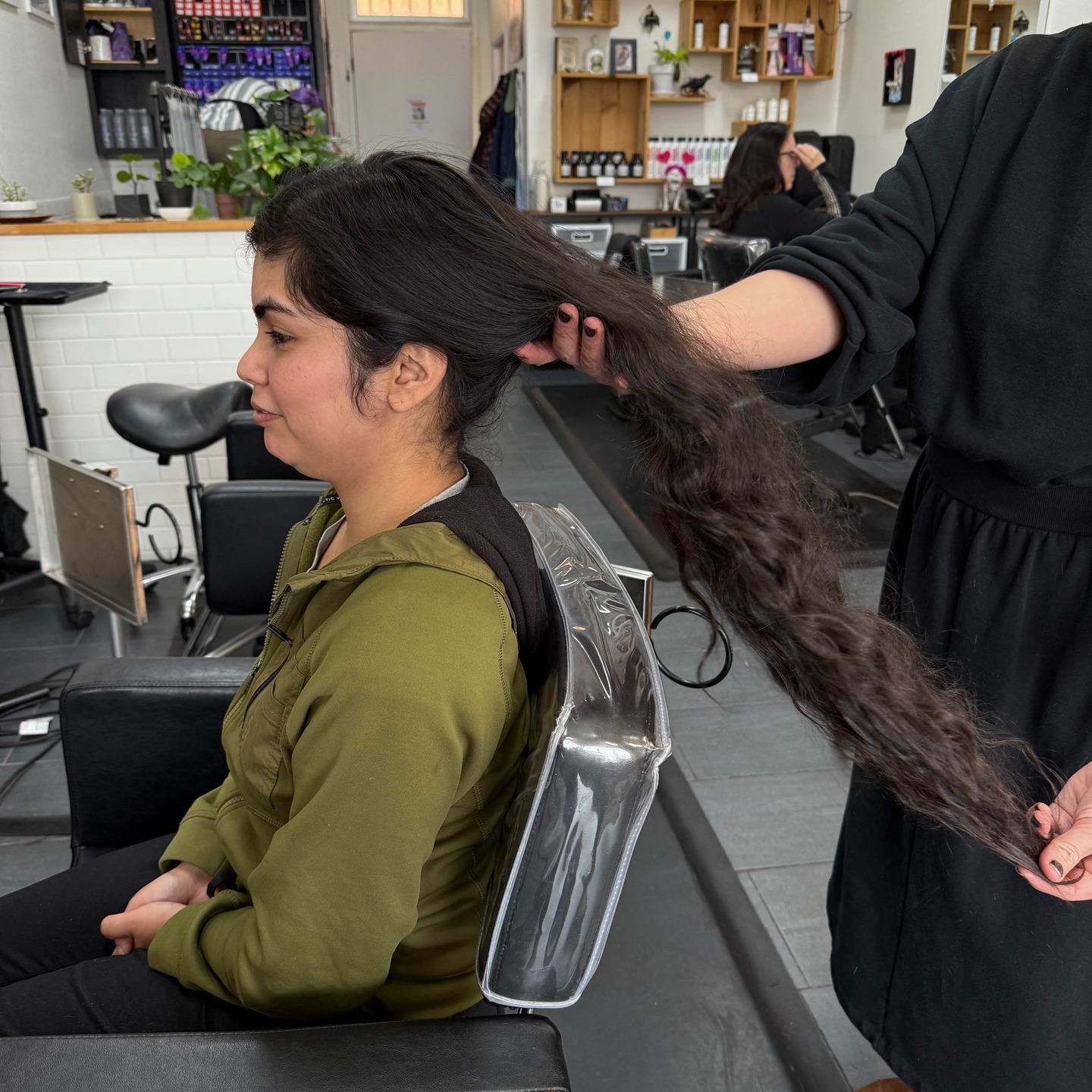 Another beautiful before and after - the length we cut became a donation to Wigs for Kids, and she left with a fresh, new look!
#albanyhair #albanysalons #berkeleyhair #berkeleysalons