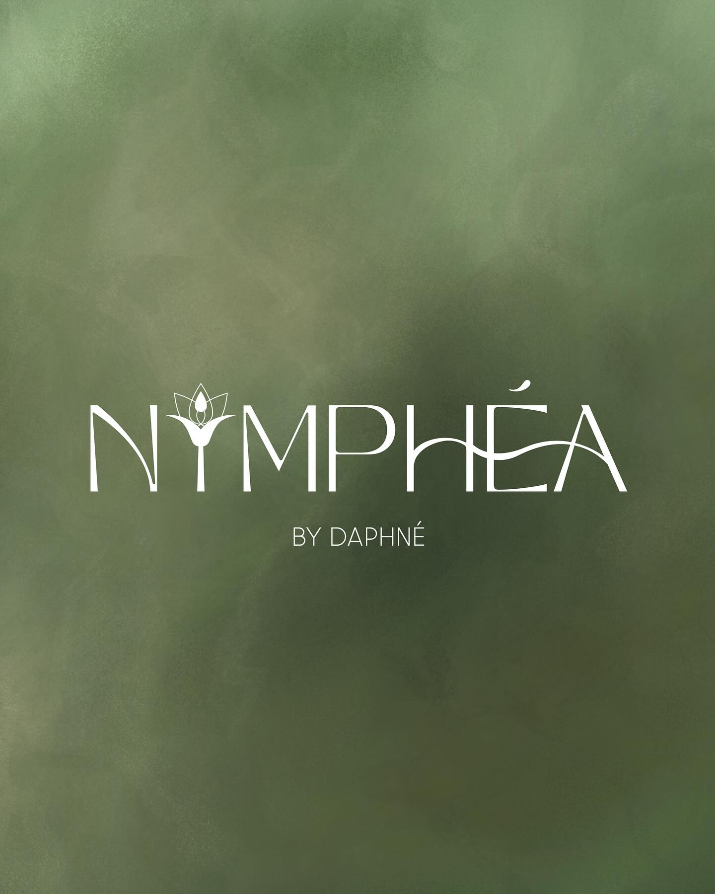 .
Nymphéa, symbole de ma façon d’être présente pour ceux qui font appel à moi. Un repère qui reflète mon approche singulière et intuitive.
Plonger vos racines dans la profondeur de la terre, traverser l’eau trouble, pour finalement vous épanouir à la surface, dans la lumière.
Explorer vos fondations intérieures, vos racines,
comprendre ce qui vous porte, ce qui vous freine,
vos émotions profondes et vos aspirations.
Créer une période de croissance et de stabilisation pour trouver un équilibre intérieur malgré les aléas extérieurs.
Atteindre l’épanouissement, une ouverture à une version plus lumineuse et réalisée de vous-même.
Suivant votre propre rythme, comme une fleur qui s’ouvre au soleil.
Mon atmosphère est inspiré par la nature, de ses cycles, de ses éléments et de sa beauté simple.
Hâte de vous en dire plus,
Daphné