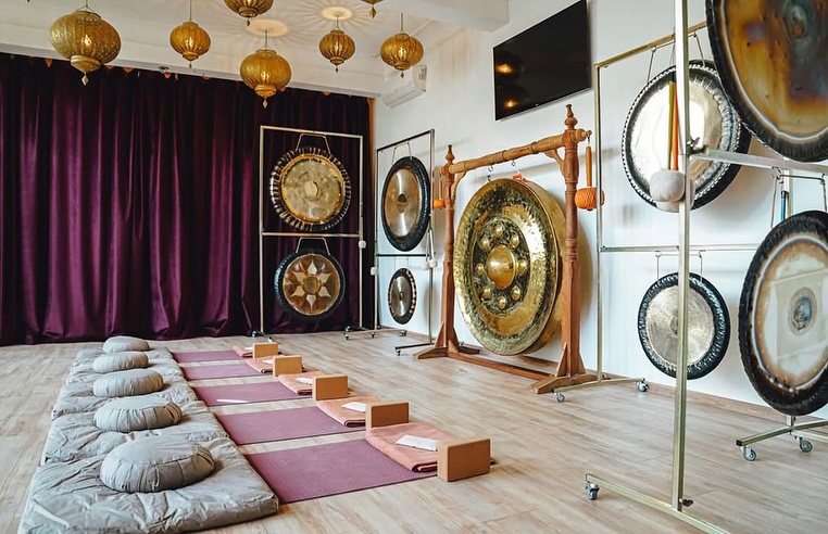 We will be having our first retreat in Welsh in Marrakech in May. We will offer an English retreat later in the year!
🌸 Encil Ioga Unigryw i Ferched Cymraeg ym Marrakech 🌸
Helo, ferched! Rydym yn gyffrous iawn i rannu ein Encil Ioga 4 Noson cyntaf o’i fath yn Marrakesh ar gyfer merched Cymraeg sy’n mynd drwy perimenopos a menopos.🧘♀️🌍
Byddwn yn aros mewn riad moethus sydd newydd ei agor, felly yr ydym yn cymeryd mantais i gynnal yr encil yma gyda gostyngiad arbennig o 50%. Mae hwn yn bris rhagarweiniol unigryw, ac mae’n gyfle na fydd yn dod eto!
Mae’r riad yn cynnwys shala ioga, teras to Berber, pwll nofio ac ystafelloedd en suite cyfforddus a mwy.
Bydd yr encil yn cynnwys:
✨ Ioga a myfyrdod dyddiol wedi’u harwain gan Elen Haf.
✨ Trochfa gong arbennig i’ch helpu i ymlacio’n llwyr.
✨ Seremoni cacao a dawns egstatig i ysbrydoli’r enaid.
✨ Noson hudolus yn anialwch Agafay, gyda marchogaeth camel, myfyrdod, a swper traddodiadol dan y sêr.
✨ Amser i archwilio’r medina neu ymlacio yn y riad.
✨ Brecinio a phryd gyda’r nos wedi’u cynnwys bob dydd.
📅 Dewiswch eich dyddiad:
➡️ Mai 21 - 25
➡️ Mehefin 12 - 16
Rydym yn deall ei fod yn gynnig sydyn, ond bydd y profiad werth pob eiliad!
Os oes gennych ddiddordeb neu gwestiynau:
➡️ Cysylltwch ag Elen Haf am unrhyw gwestiynau am yr ioga a’r myfyrdod.
➡️ Cysylltwch ag Elen Aalla am unrhyw gwestiynau am deithio, llety, ac ati.
🌴 Ymunwch â ni am brofiad bythgofiadwy a moethus ym Marrakech. 🌸
Pris: £950
Blaendal o £440 i’w dalu erbyn Mawrth 23ain i sicrhau lle. Gweddill y tal erbyn Ebrill 30ain.
Mwy o wybodaeth i’w gael: https://www.kaoukitours.com/6-days-yoga-retreat-1
Diolch yn fawr,
Elen Haf ac Elen Aalla 💖 #encilyoga #yogaretreat #marrakech #merchedcymru