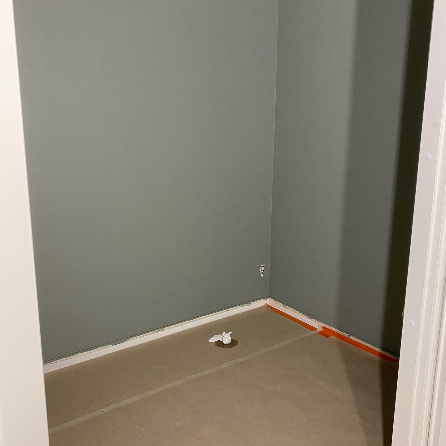 Pariskunta, joka nauttii luonnosta ja siellä liikkumisesta. Päivitimme heidän lukuhuonetta heille mieluisaksi. Tuli hieno!