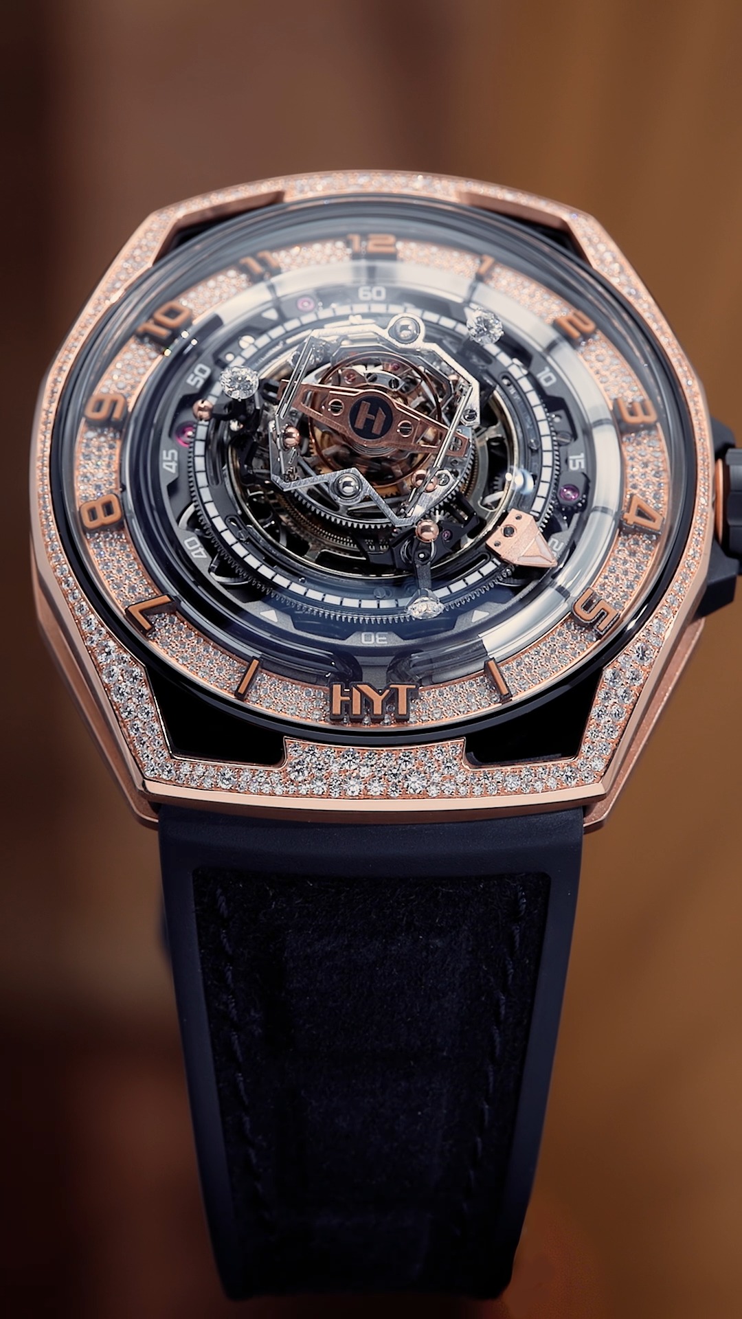 ✨ HYT Conical Tourbillon Infinity Diamonds ✨
Plongez dans l’univers de l’exception avec cette création unique de HYT.
Un tourbillon conique fascinant, sublimé par un sertissage de diamants éclatants.
#hytwatches #conicaltourbillon #hautehorlogerie #uniquepiece #watch #swisswatch #packshot