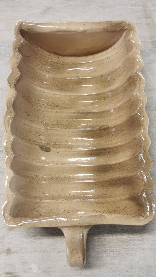 La selle de chevreuil est une pâtisserie qui nous vient de la cuisine allemande et autrichienne.
Le gâteau doit son nom à sa ressemblance avec une selle de chevreuil , un plat de viande.
Le gâteau est cuit dans un plat de cuisson spécial, le plat ressemble à une forme de boîte arrondie.
Le plat de cuisson est appelé plat à longe de chevreuil ou selle de chevreuil .
D'après le livre de cuisine de Katharina Prato (Edle von Scheiger) La cuisine du sud de l'Allemagne de 1890, il est clair que la forme de longe de chevreuil (Austrian Rehrückenmodel ) n'était pas seulement utilisée pour les gâteaux, mais aussi pour le pain de viande.
Il existe différentes recettes de gâteau selon le pays où la région
En Allemagne il s’agit d’un gâteau au chocolat recouvert de glaçage au chocolat et parsemé d'amandes pelées et effilées. Cela imite l'apparence d'un filet de chevreuil bardé de bacon.
En Autriche, on connaît les « Kletzen-Rehrrücken », dans lesquels la pâte est raffinée avec des fruits secs finement hachés et des graines de citrouille râpées.
En Alsace il est appelé le langhopf sa pâte est une brioche alsacienne, cousin du célèbre kougelhopf agrémentée de raisins secs, d'amandes, de noisettes et d'épices. Pour plus de gourmandise, le langhopf est aussi badigeonné de beurre fondu et on le saupoudre de sucre et de cannelle.
#tradition #alsace #soufflenheim #alsacemylove #poterie #poterieartisanale #soufflenheimpottery #kougelhopf #langhopf