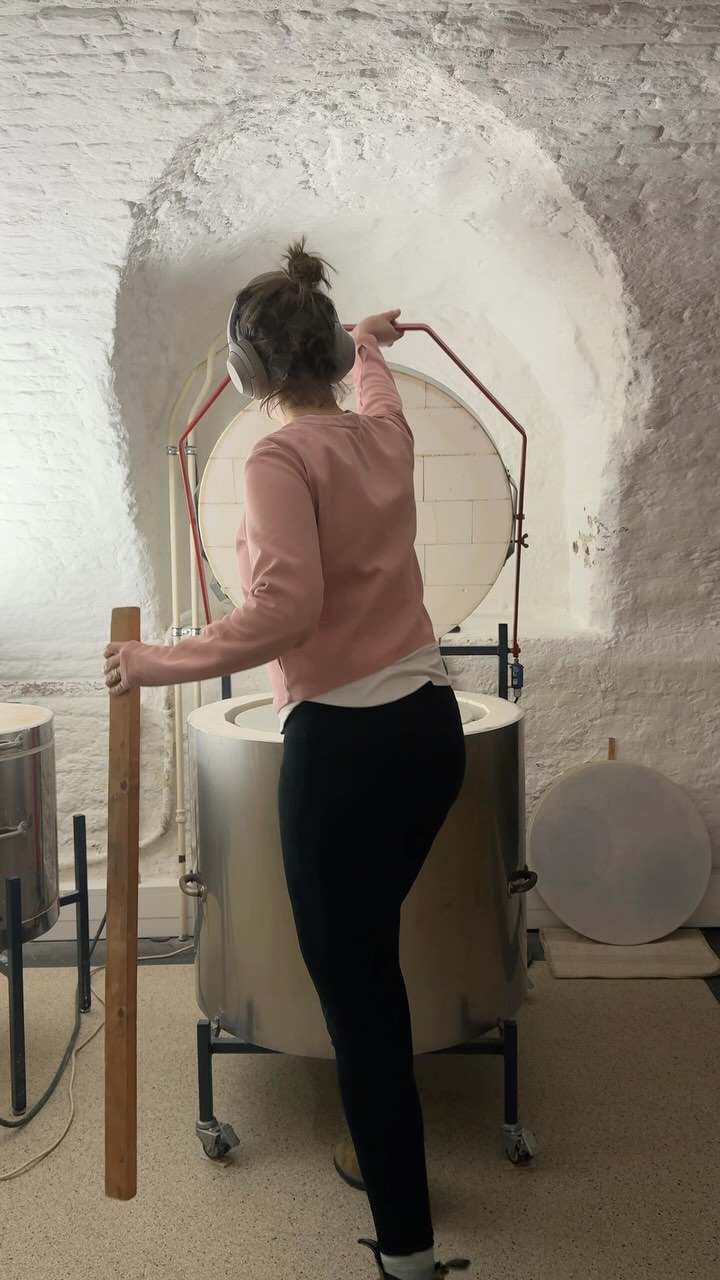 I’ve been spending the past few days settling into a workflow in the new studio. The space feels super cozy, though I’m still figuring out the lighting situation. Right now, I keep moving this big light around wherever I’m working because I love it BRIGHT—gotta see what I’m doing!
Now, mark your calendar! ✨ The Grace of Glaze Studio Reset Sale is happening on February 15th at 8PM CET. I’m juggling a lot of time zones, but I hope this works for most of you.
This will be my biggest sale ever! Over time, I’ve set aside pieces that don’t quite meet my standards, along with some extra stock I’d love to clear out. More details coming soon!
If you’d like a reminder when the shop opens, subscribe to my newsletter—no need to worry about too many emails—the last one went out in early December.