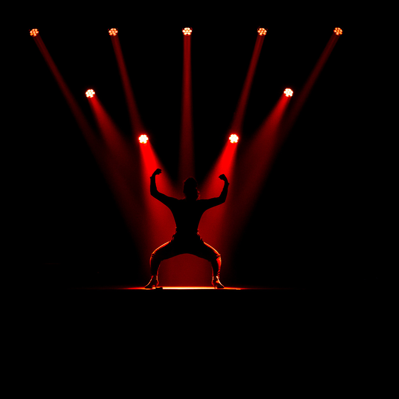 On vous avait promis du personnage bien tapé, de l'amazone rock n' roll, de la déesse siphonnée... @celinefrancespro nous a régalé lors de son passage mémorable au @fest.oenorires . 🤘
.
.
. Photos de l'excellent @etienne_ramousse
.
.
. #oenorires #festival #evenement #theatre #humour #personnage #onewomanshow #spectacle #photo #live #bourgogne #saoneetloire #cotechalonnaise #legrandchalon #givry #vindebourgogne #degustation #bfc #igersbourgogne