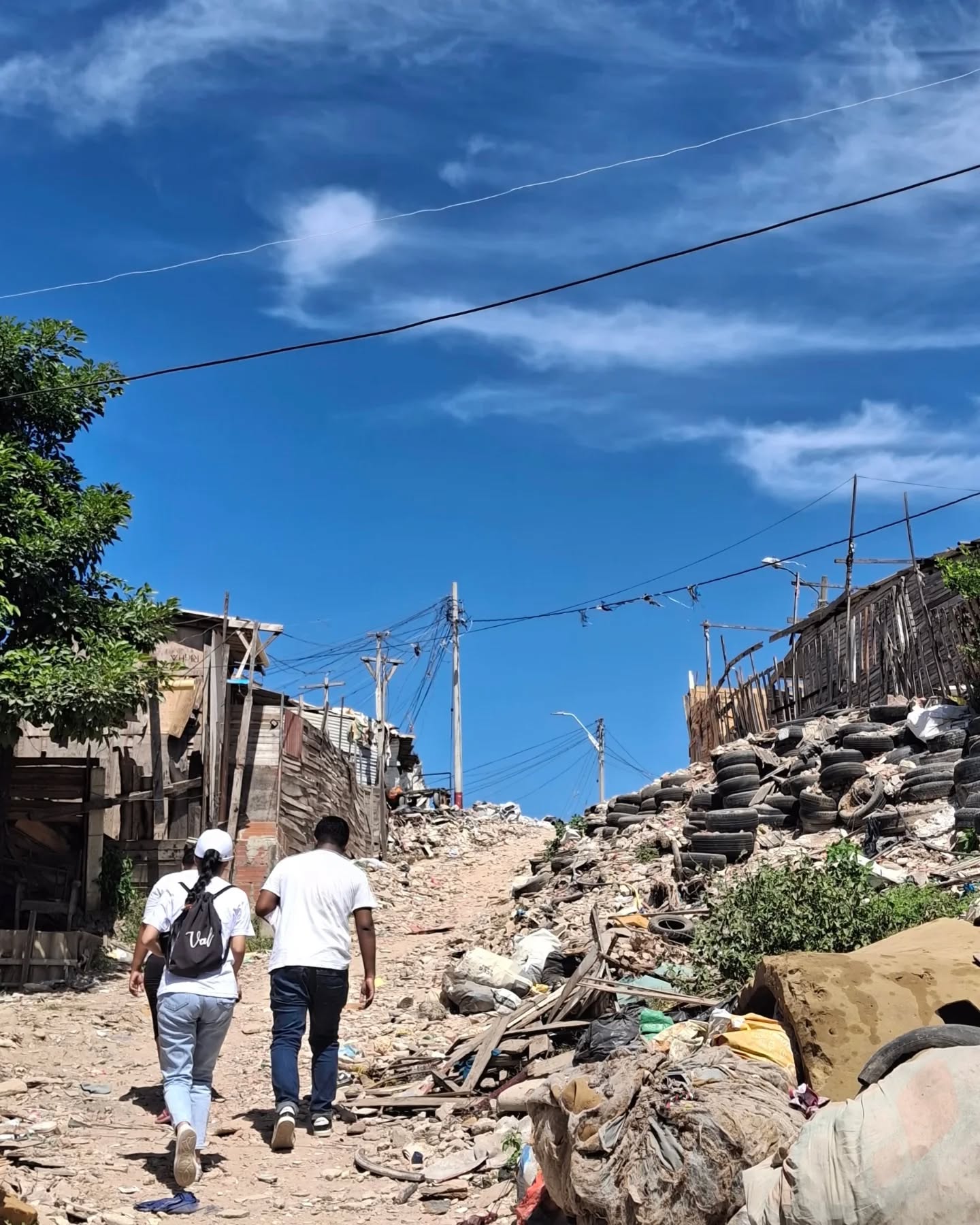 Day 8 – Fieldwork in Villa Caracas, Barranquilla 🇨🇴
A bright sky above, but on the ground, a different reality. In Villa Caracas, the community builds its strategies—stacked tires, wood, and debris—to hold the land in place.
Every visit teaches us more about adaptation, resilience, survival, social cohesion, and the urgency of real and sustainable solutions that offer safety and dignity. @uninorteco @rcamilos.bq
#FieldWork #VillaCaracas
#Storymodelers #Uninorte
#ResilientCommunities #UrbanChallenges #SustainableSolutions #Whatsmissing