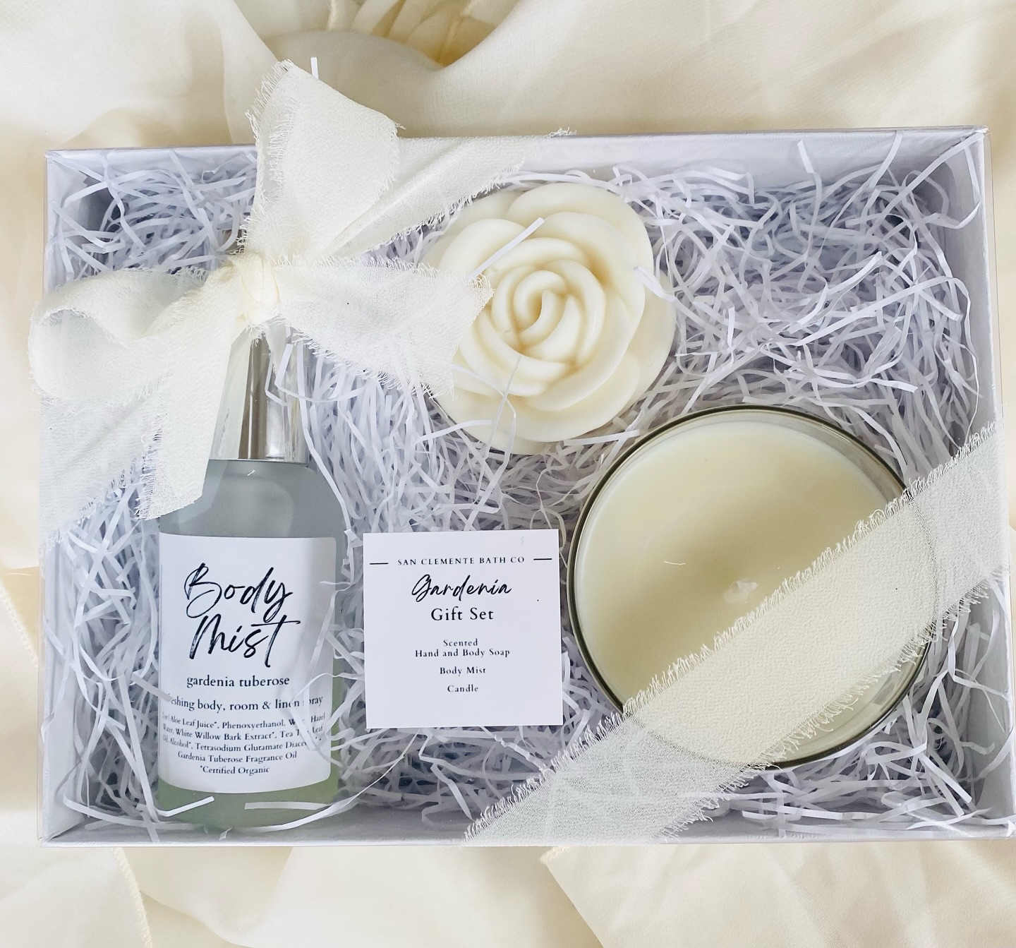 Our new gift set all packaged up and ready for delivery! Get yours for 20% off online 🤍✨
Gardenia Gift Set 🌸