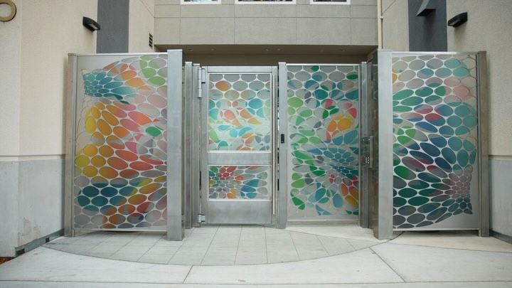 "Chrysanthemum"
Aluminum public art gate with 3Form resin panel infill
Artist: June Grant & @blinklabarchitecture
Photos: @lockstonemedia
#fabrication #welding #3form #aluminumwelding #tigwelding #metalfabrication #oakland #dekafabrication #publicart