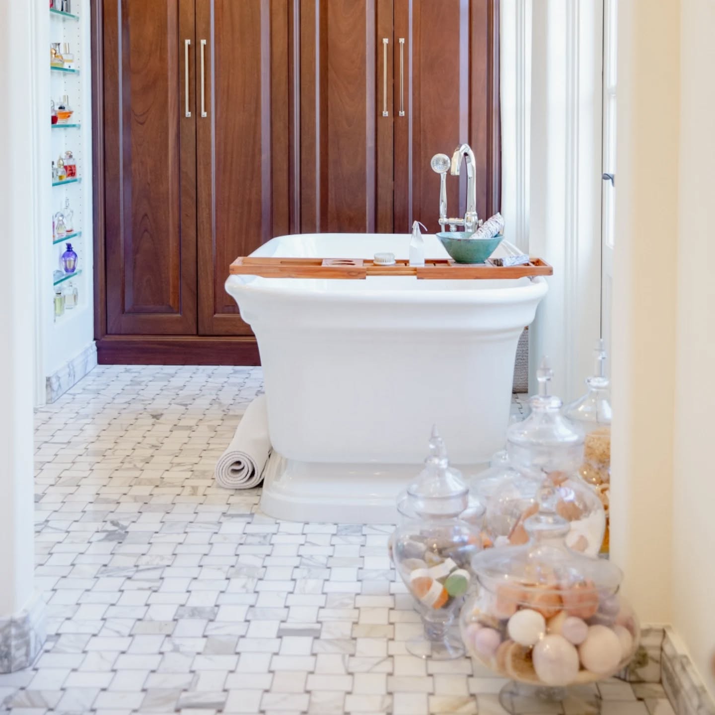 Which is more relaxing to you: A well organized, beautiful home or a hot bath? You can have both. 😉
#organizingzen #organizingtherapy #professionalorganizing #bayareaorganizer #amscotthome