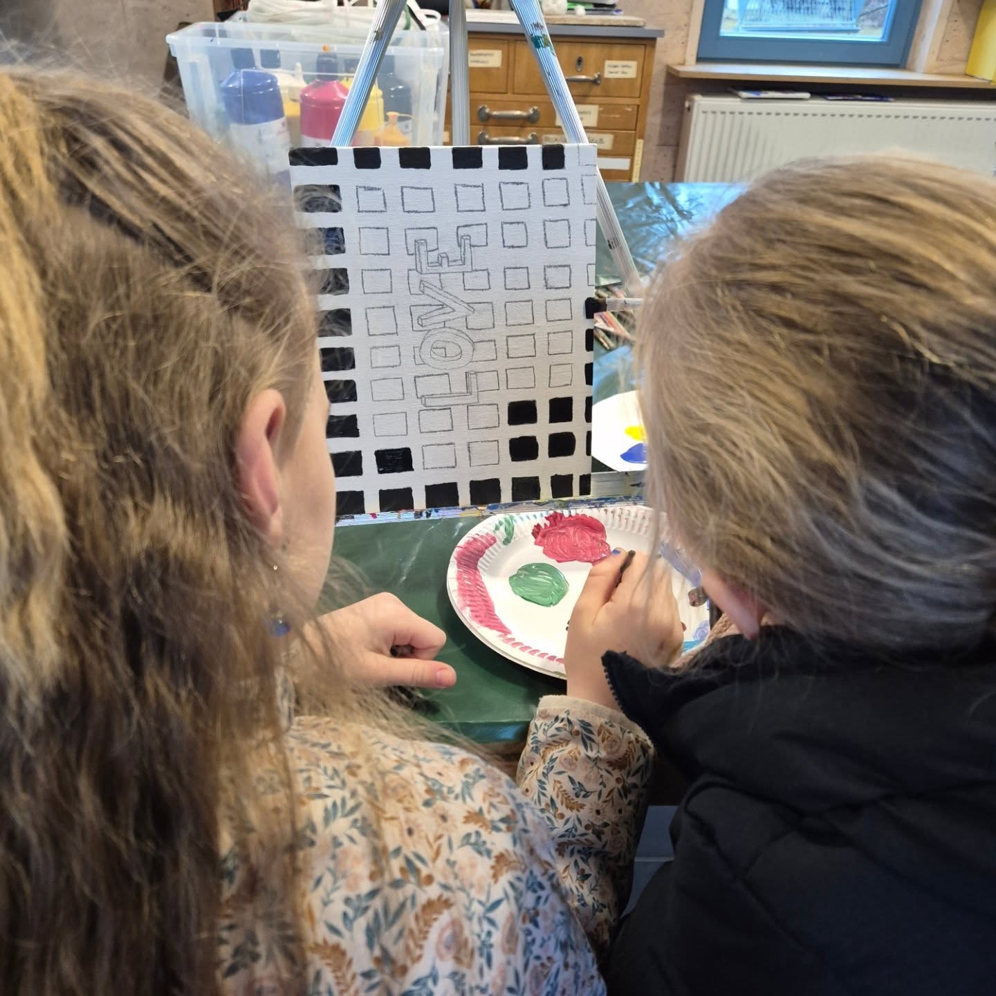 Heute wurden bei uns kreative Kunstwerke erschaffen 🎨✨ Bei uns gibt es jeden Tag ein neues spannendes Angebot. Kommt vorbei und macht mit!
#abenteuerspielplatz #vaihingen #stuttgart