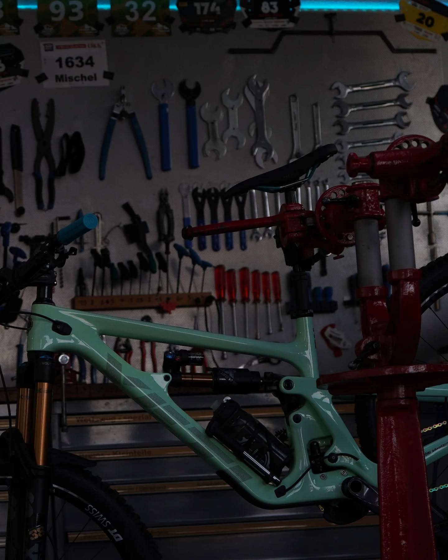 Happy Bike - Happy Life
-Yeti Sb 160 T
www.stoeri-herisau.ch
#yeticycles#mtbswitzerland#switzerland#yetisb160#bikeporn#bikeshop#mtblife#foxsuspension#srameagle#maxxistires#enduromtb#stoeri2radcenterherisau#deity#mtb#mtblove